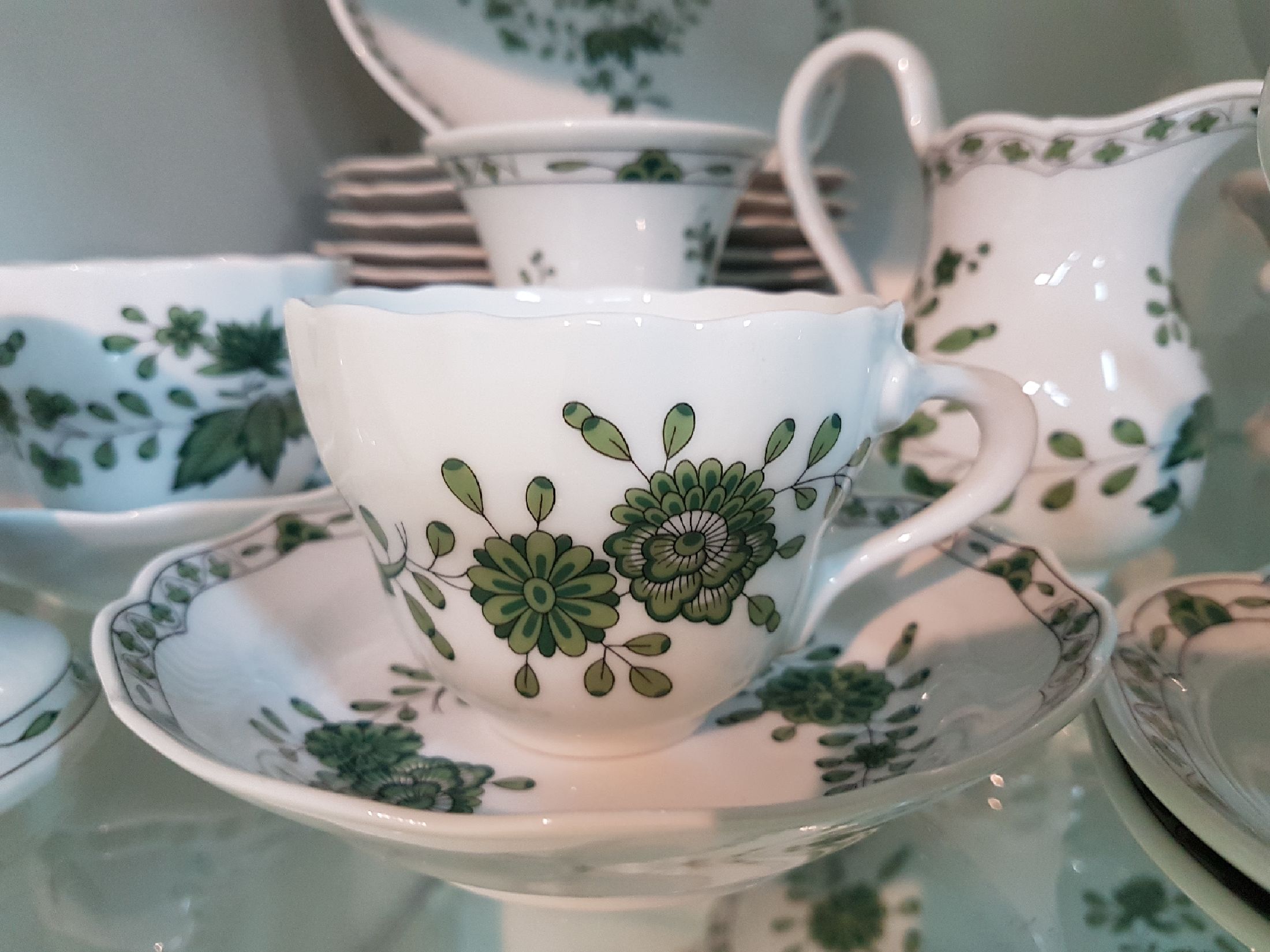 Detail c: Umfangreiches Kaffee- und Tafelservice, Hutschenreuther, grüne indische Malerei, komplett für 12 Personen: 12 Suppenteller, 12 Salatschälchen, 12 ...