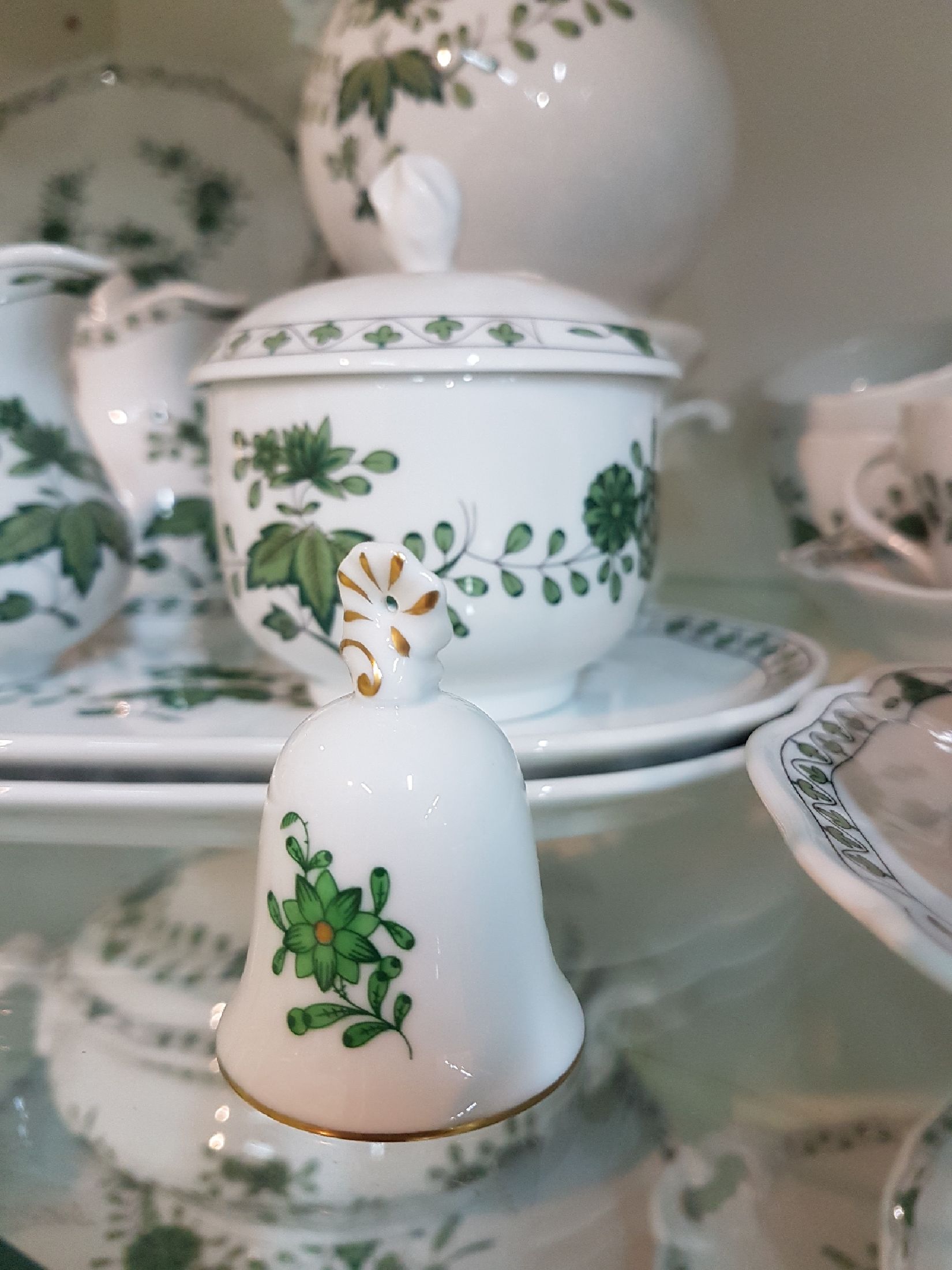 Detail d: Umfangreiches Kaffee- und Tafelservice, Hutschenreuther, grüne indische Malerei, komplett für 12 Personen: 12 Suppenteller, 12 Salatschälchen, 12 ...