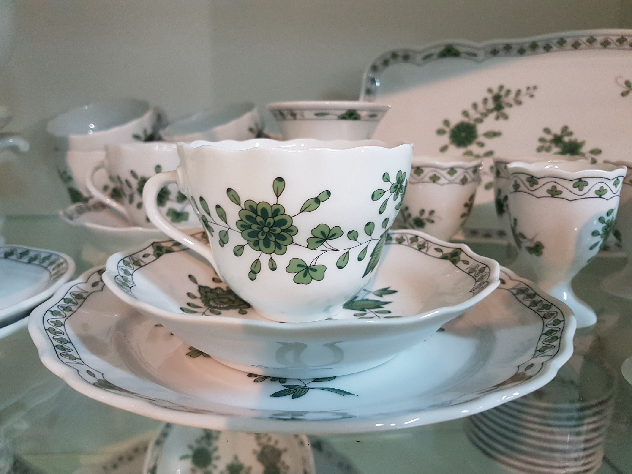 Detail e: Umfangreiches Kaffee- und Tafelservice, Hutschenreuther, grüne indische Malerei, komplett für 12 Personen: 12 Suppenteller, 12 Salatschälchen, 12 ...