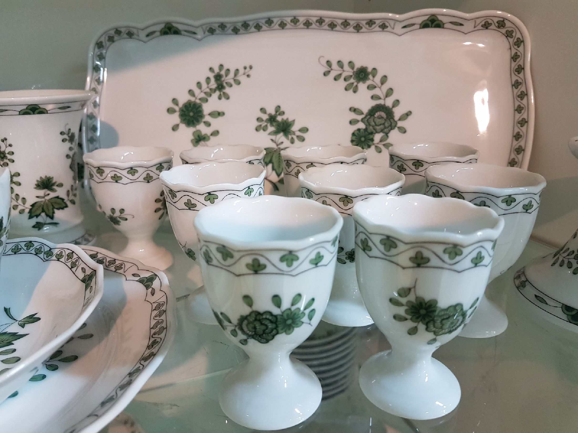 Detail f: Umfangreiches Kaffee- und Tafelservice, Hutschenreuther, grüne indische Malerei, komplett für 12 Personen: 12 Suppenteller, 12 Salatschälchen, 12 ...