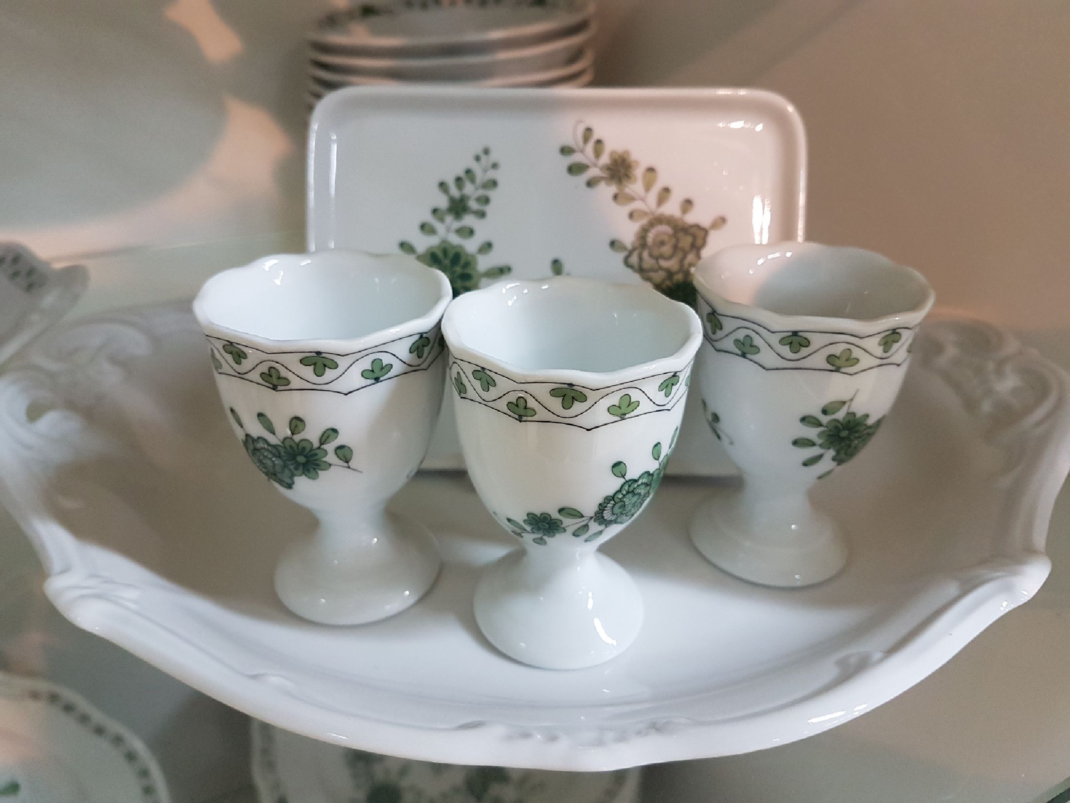 Detail g: Umfangreiches Kaffee- und Tafelservice, Hutschenreuther, grüne indische Malerei, komplett für 12 Personen: 12 Suppenteller, 12 Salatschälchen, 12 ...