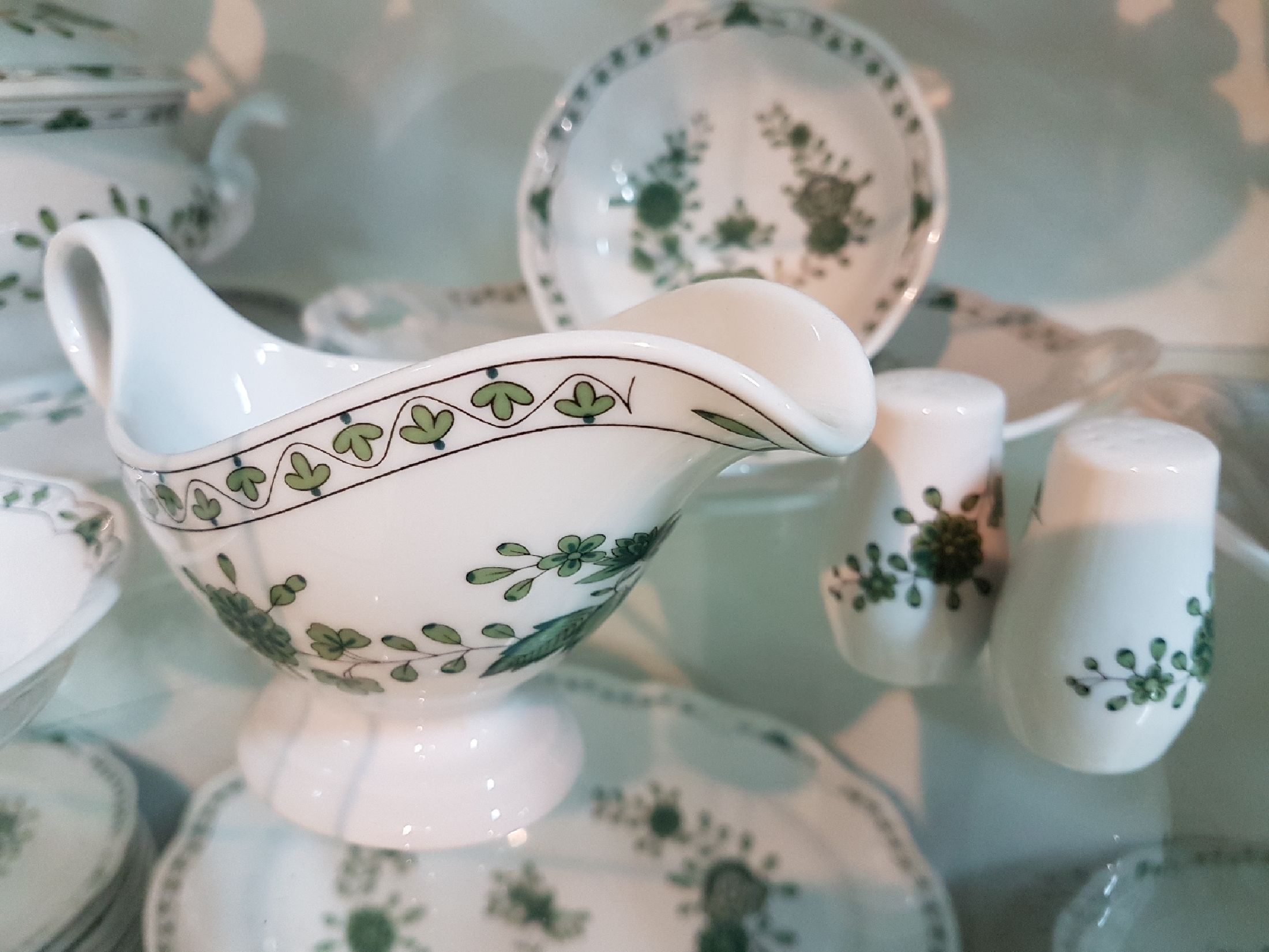Detail h: Umfangreiches Kaffee- und Tafelservice, Hutschenreuther, grüne indische Malerei, komplett für 12 Personen: 12 Suppenteller, 12 Salatschälchen, 12 ...