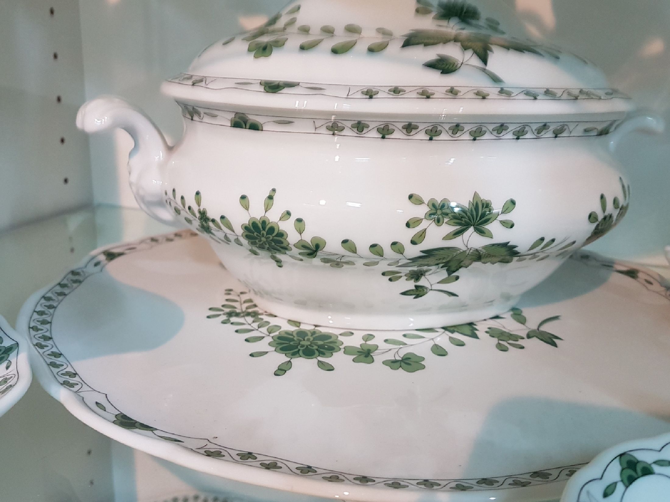 Detail i: Umfangreiches Kaffee- und Tafelservice, Hutschenreuther, grüne indische Malerei, komplett für 12 Personen: 12 Suppenteller, 12 Salatschälchen, 12 ...