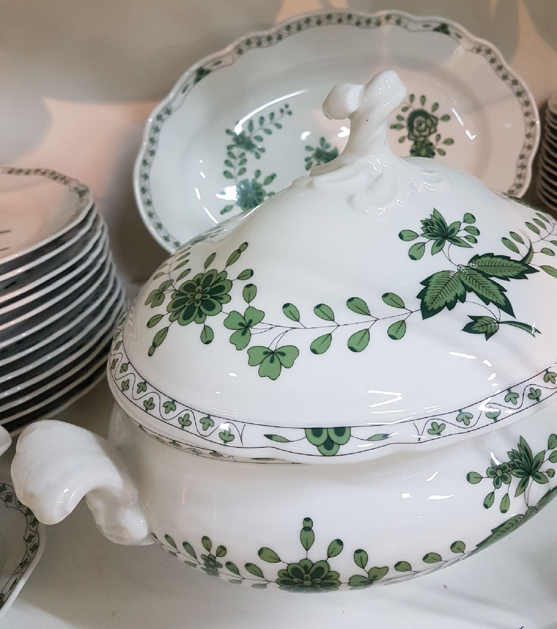 Detail j: Umfangreiches Kaffee- und Tafelservice, Hutschenreuther, grüne indische Malerei, komplett für 12 Personen: 12 Suppenteller, 12 Salatschälchen, 12 ...