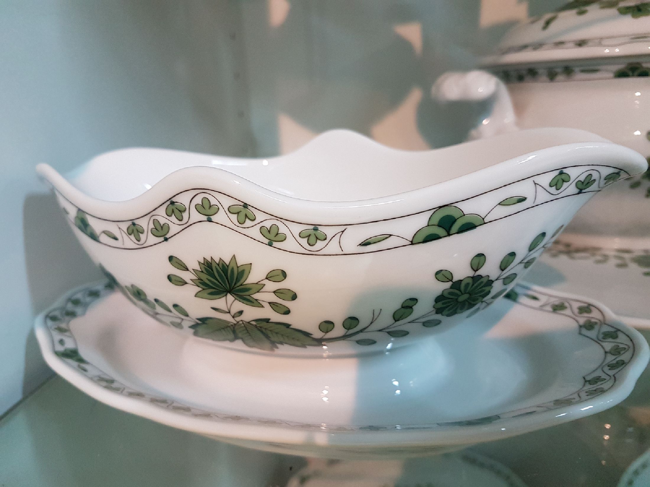 Detail k: Umfangreiches Kaffee- und Tafelservice, Hutschenreuther, grüne indische Malerei, komplett für 12 Personen: 12 Suppenteller, 12 Salatschälchen, 12 ...