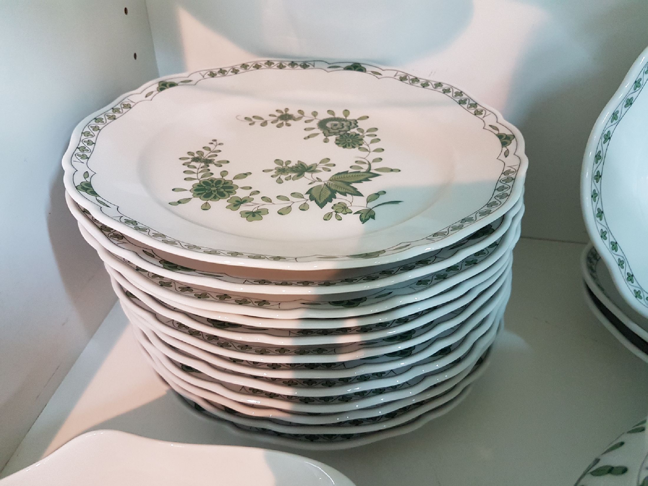 Detail l: Umfangreiches Kaffee- und Tafelservice, Hutschenreuther, grüne indische Malerei, komplett für 12 Personen: 12 Suppenteller, 12 Salatschälchen, 12 ...