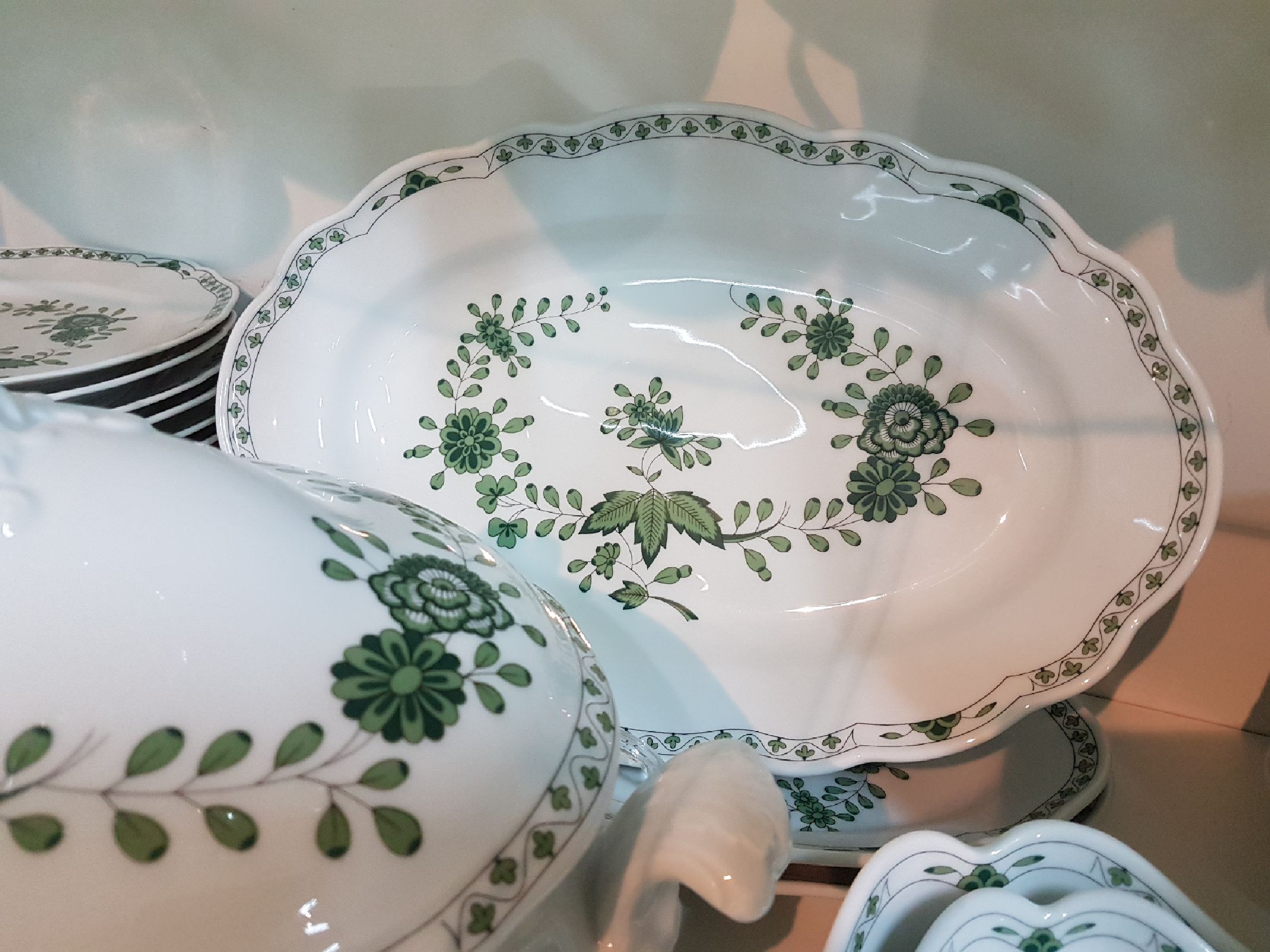 Detail m: Umfangreiches Kaffee- und Tafelservice, Hutschenreuther, grüne indische Malerei, komplett für 12 Personen: 12 Suppenteller, 12 Salatschälchen, 12 ...