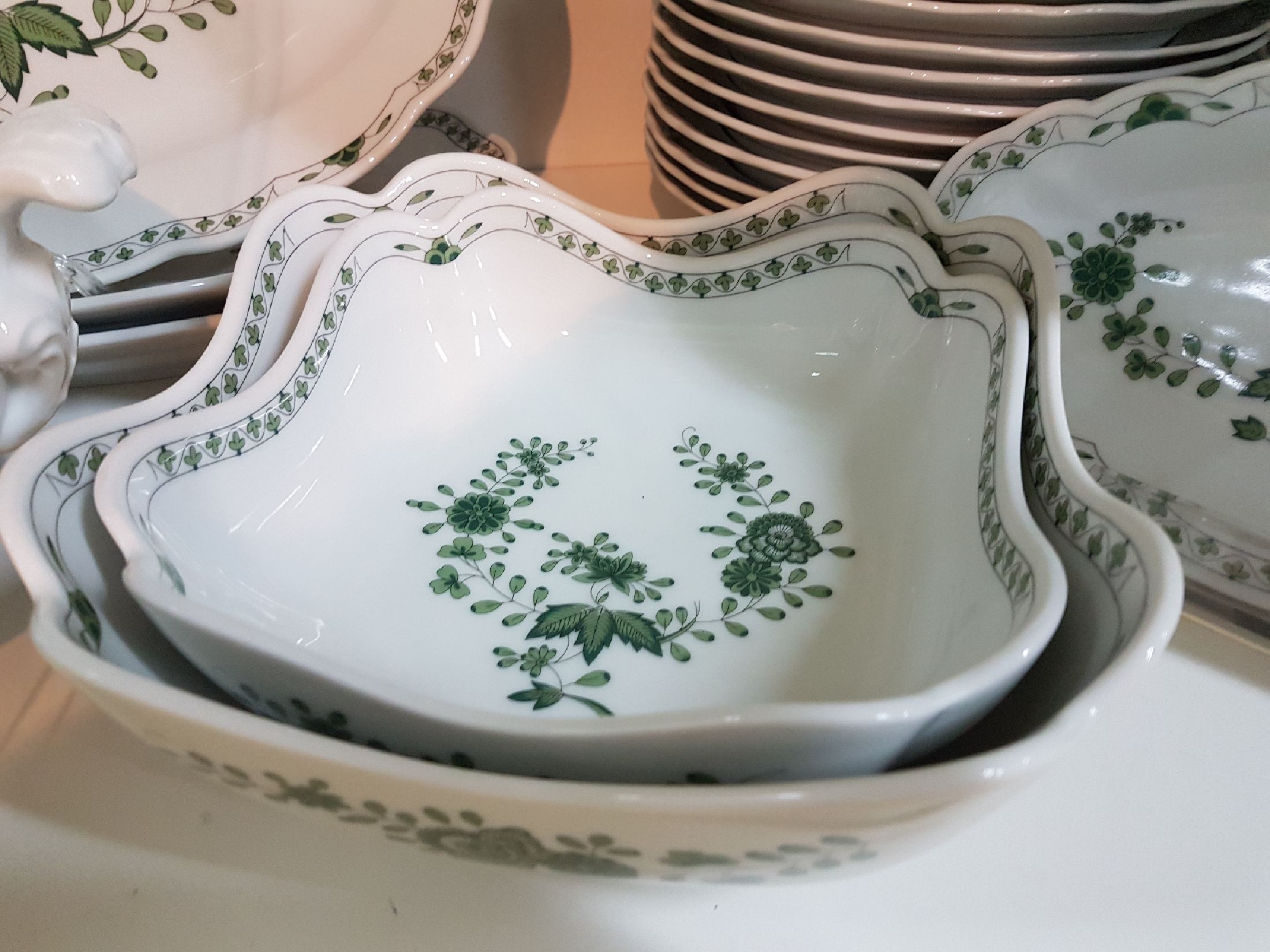 Detail n: Umfangreiches Kaffee- und Tafelservice, Hutschenreuther, grüne indische Malerei, komplett für 12 Personen: 12 Suppenteller, 12 Salatschälchen, 12 ...