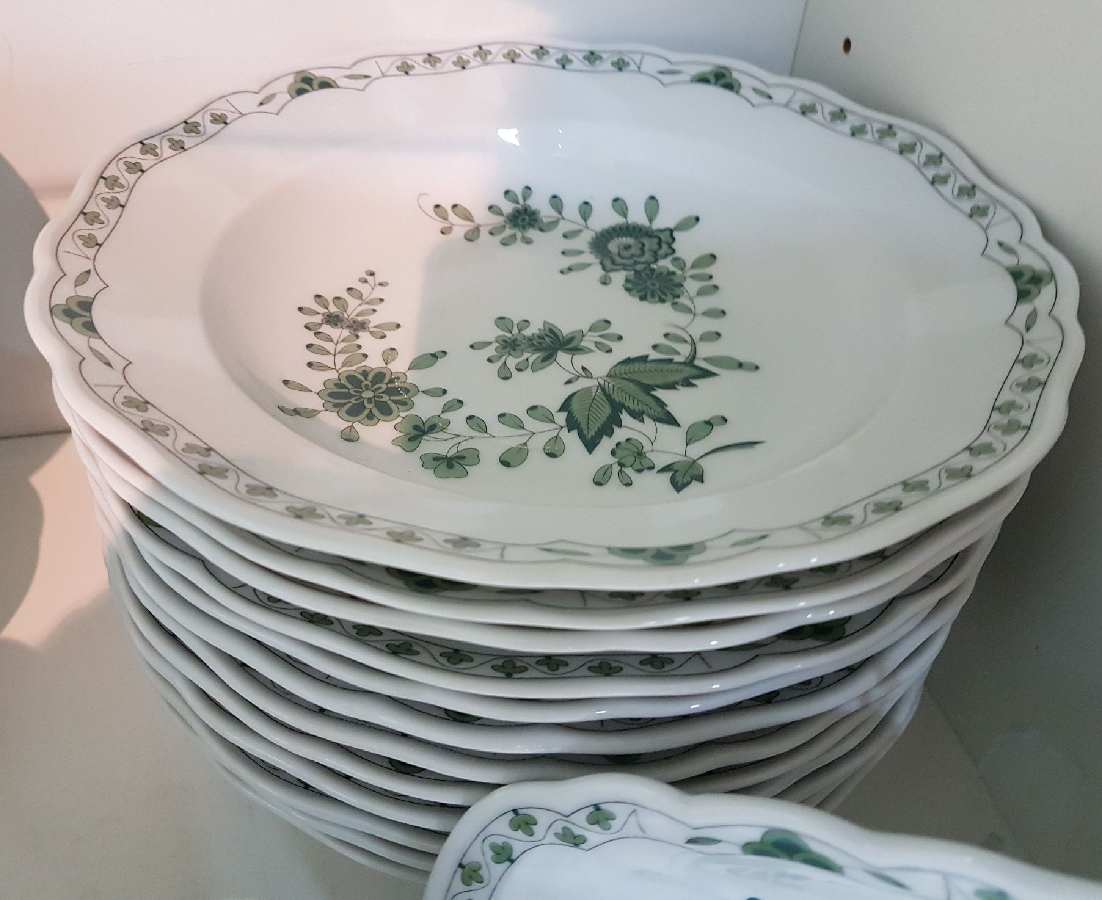 Detail p: Umfangreiches Kaffee- und Tafelservice, Hutschenreuther, grüne indische Malerei, komplett für 12 Personen: 12 Suppenteller, 12 Salatschälchen, 12 ...