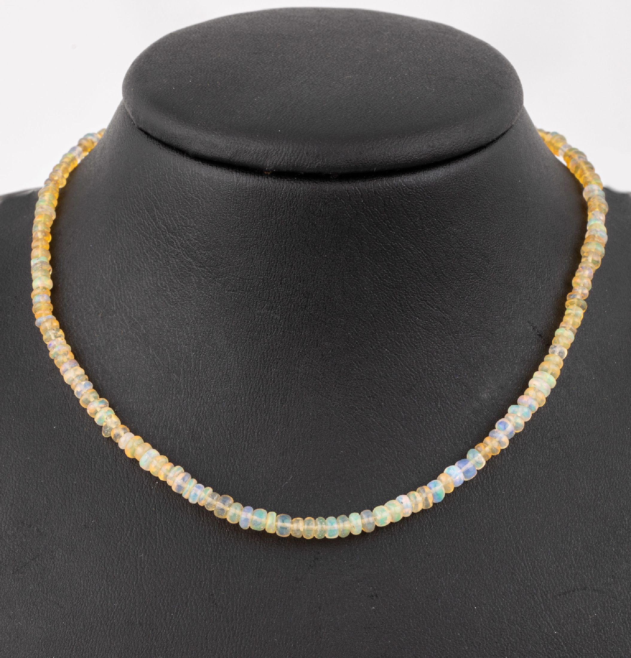 Überlanges Opal-Collier, Opal-Linsen im Verlauf, L. ca. 75 cm, Schraubverschluss Metall