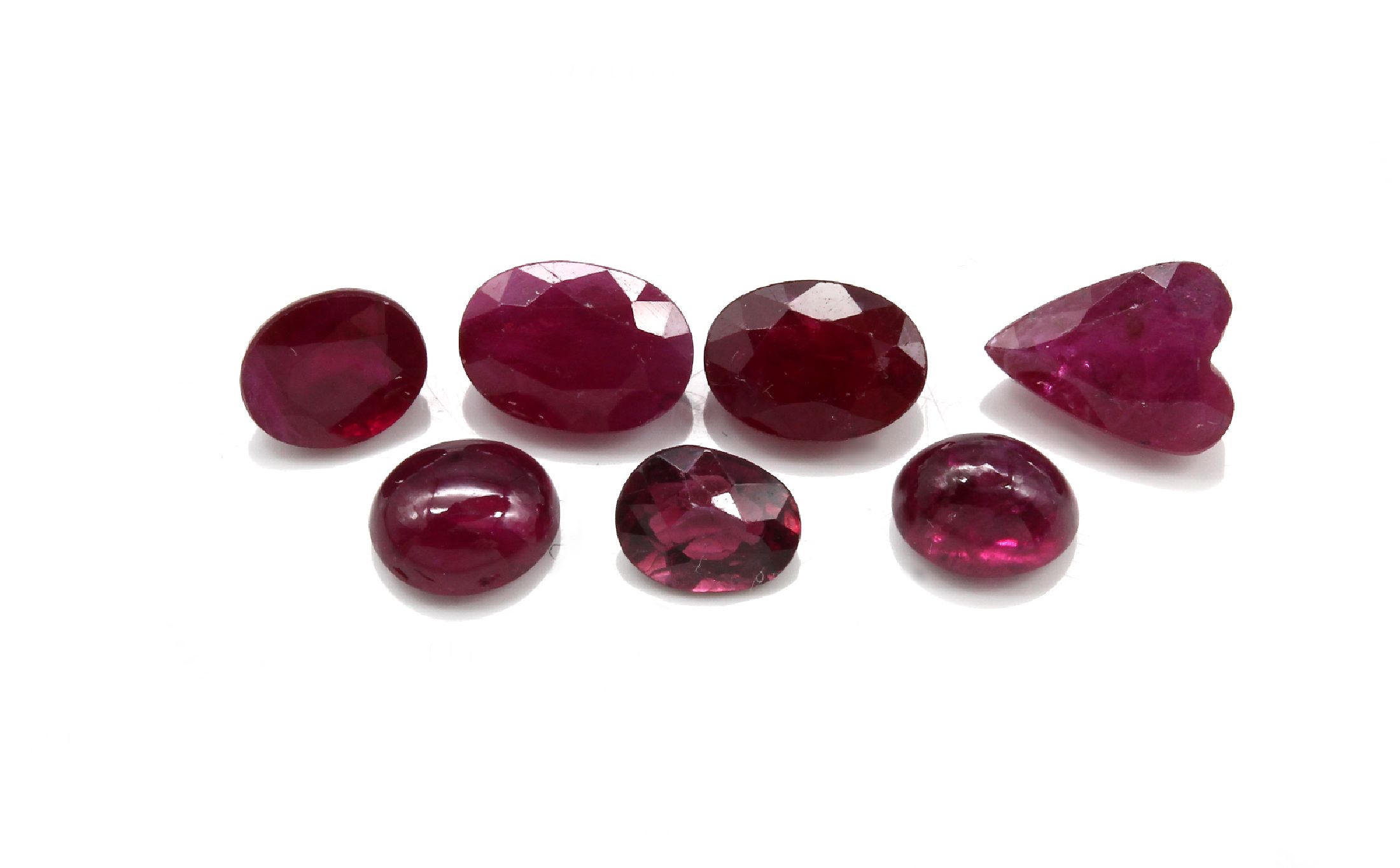 Lot 7 lose Rubine: 1 x 1.27 ct, facett. Herz; 1 x 0.87 ct, ovalfacett.; 1 x 1.19 ct, ovalfacett.; 1 x 0.84 ct, ovalfacett.; 1 x 0.63 ct, ...
