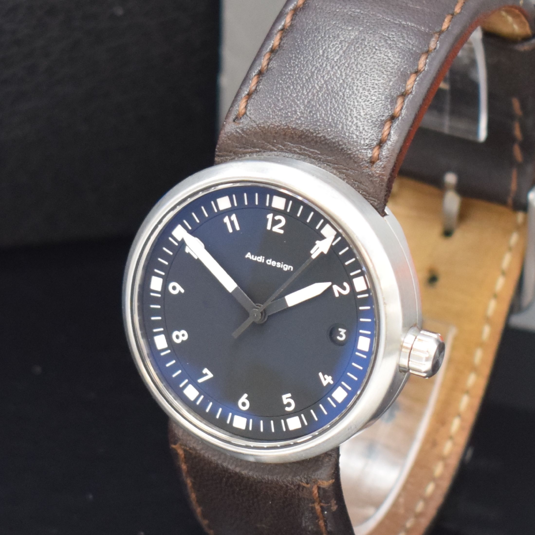 Detail a: SINN / AUDI design Herrenarmbanduhr in Stahl, Automatik, beids. verg., Boden 8-fach verschr., schwarzes Kontrastzifferbl., Anz. v. Std., Min., ...