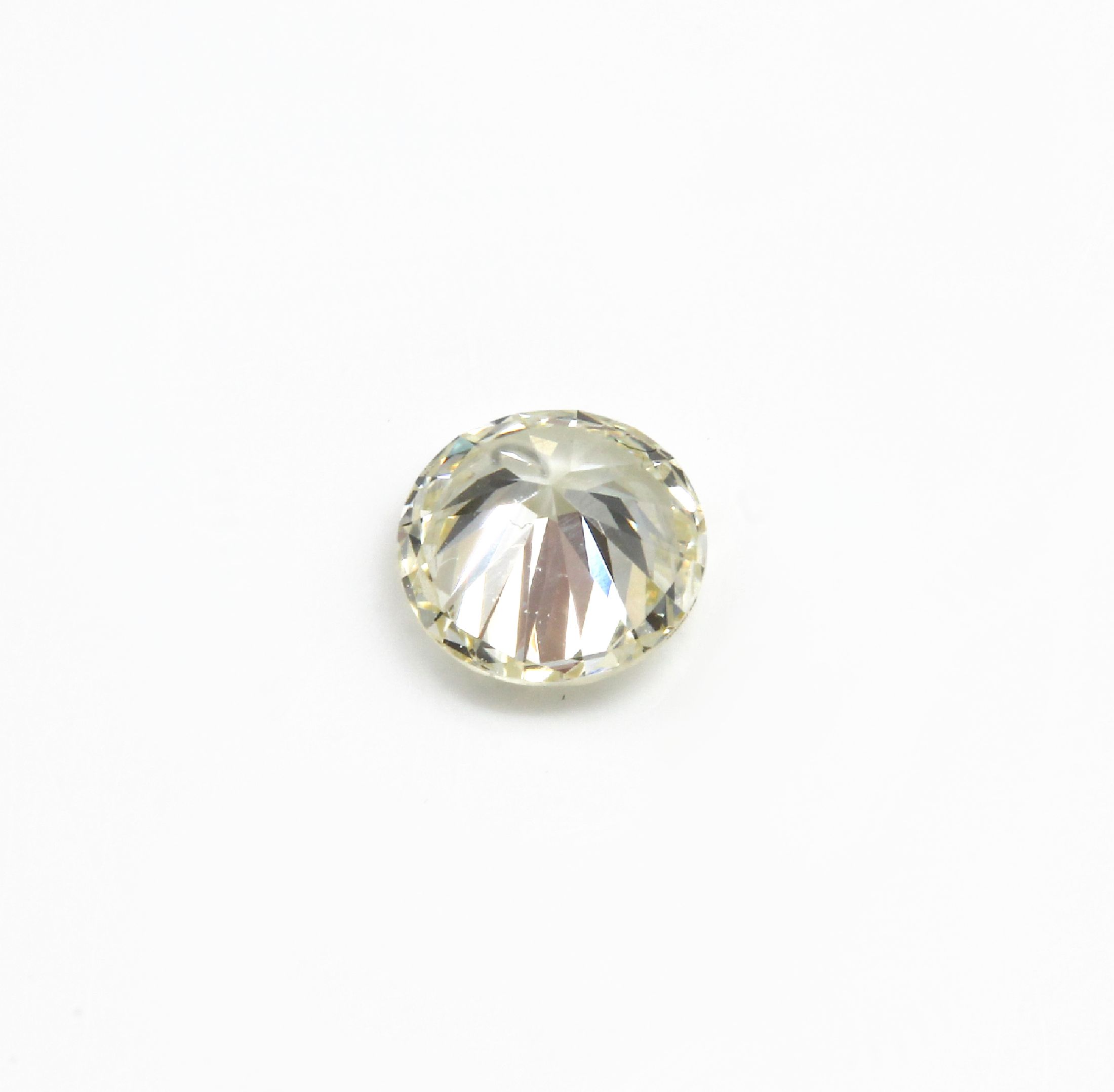 Detail a: Loser Brillant, 0.54 ct Getönt(O-P)/vvs2, mit GIA-Expertise