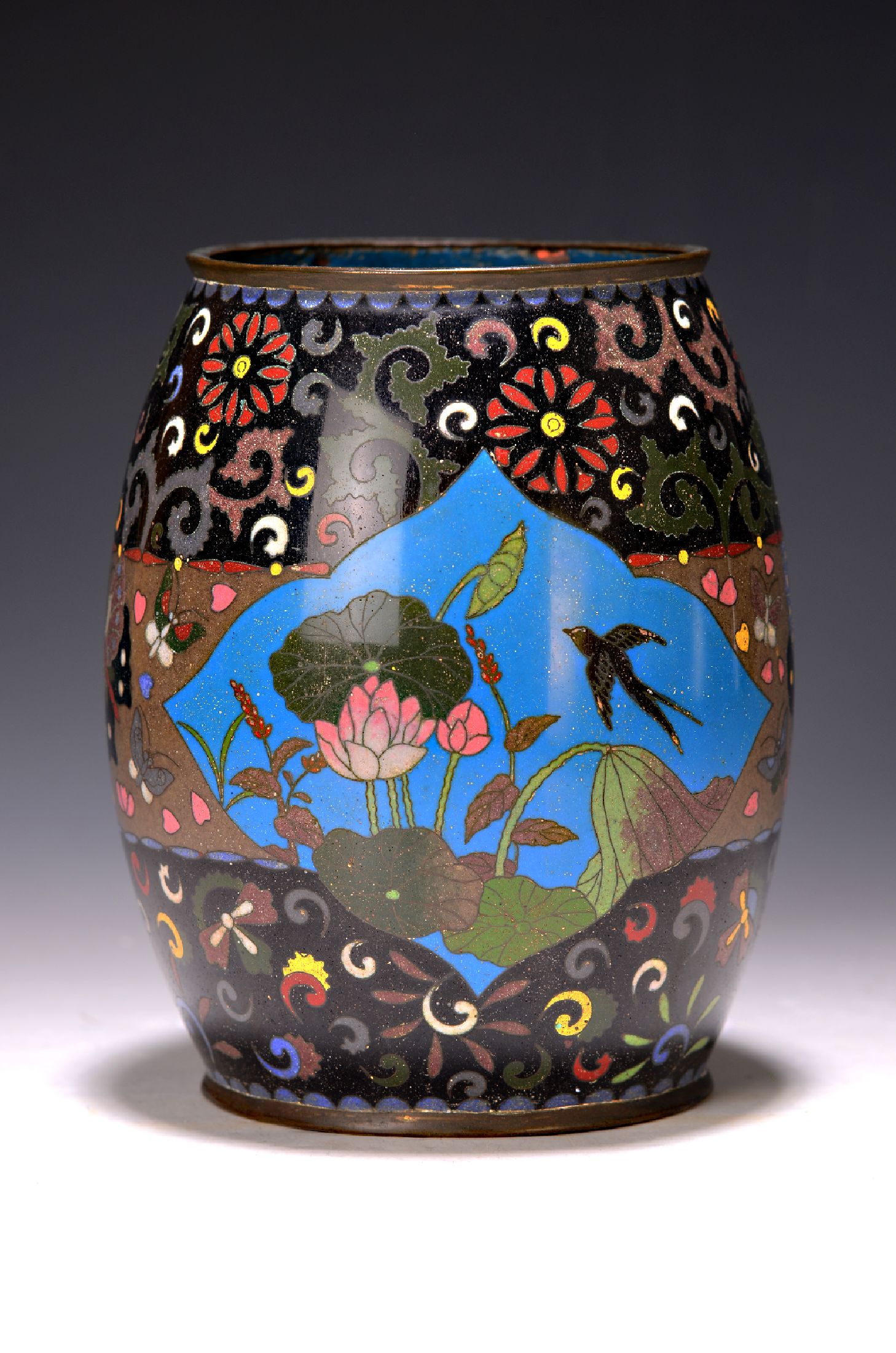 Vase/Gefäß, Japan um 1900, Cloisonne, beidseitig mit Lotusblüten und Schmetterlingen dekoriert, H. ca. 19 cm