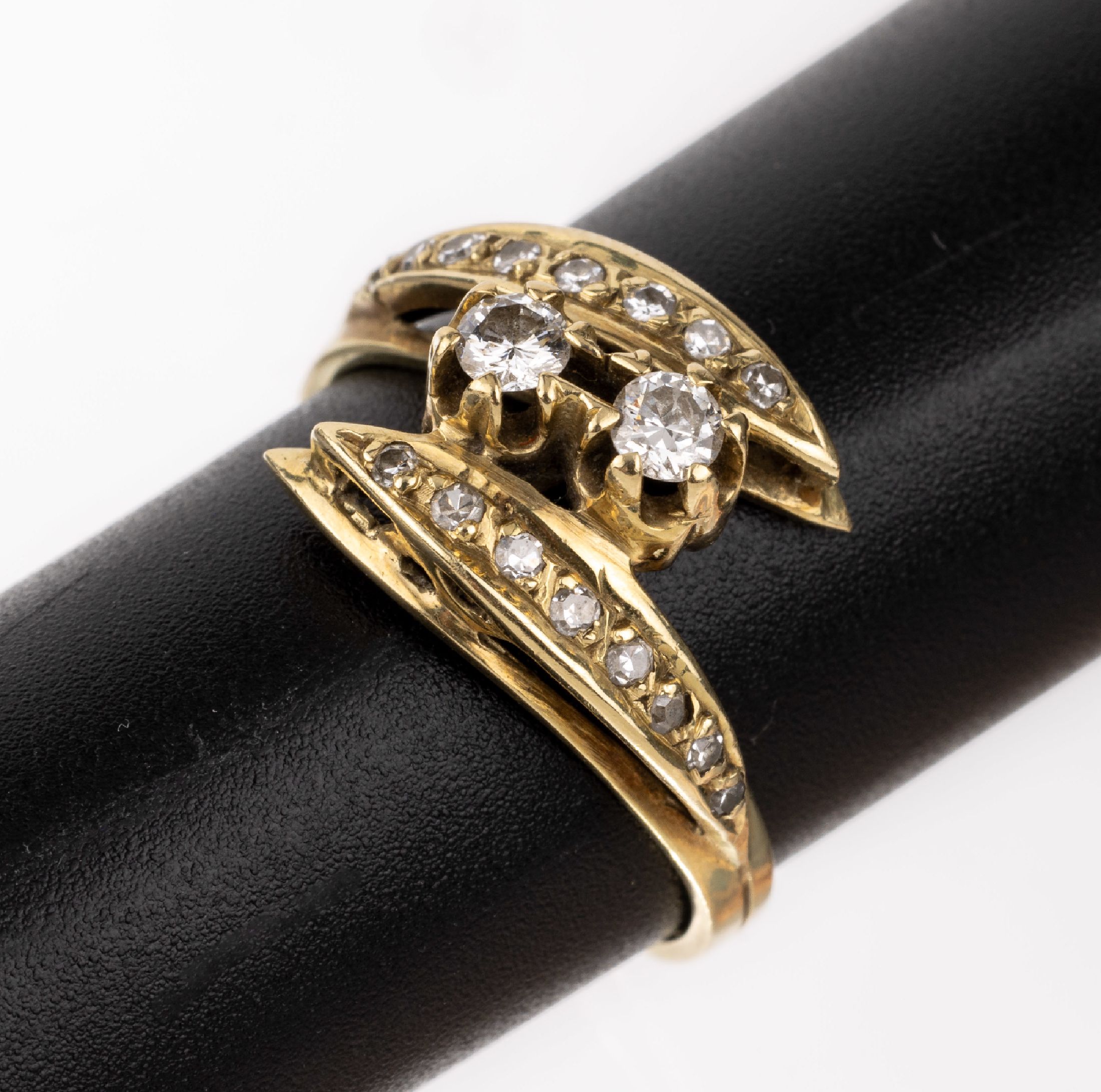 14 kt Gold Brillant-Ring, GG 585/000, 2 Brillanten und 16 8/8-Diamanten zus. ca. 0.44 ct Weiß/si, ca. 4.5 g, RW 57