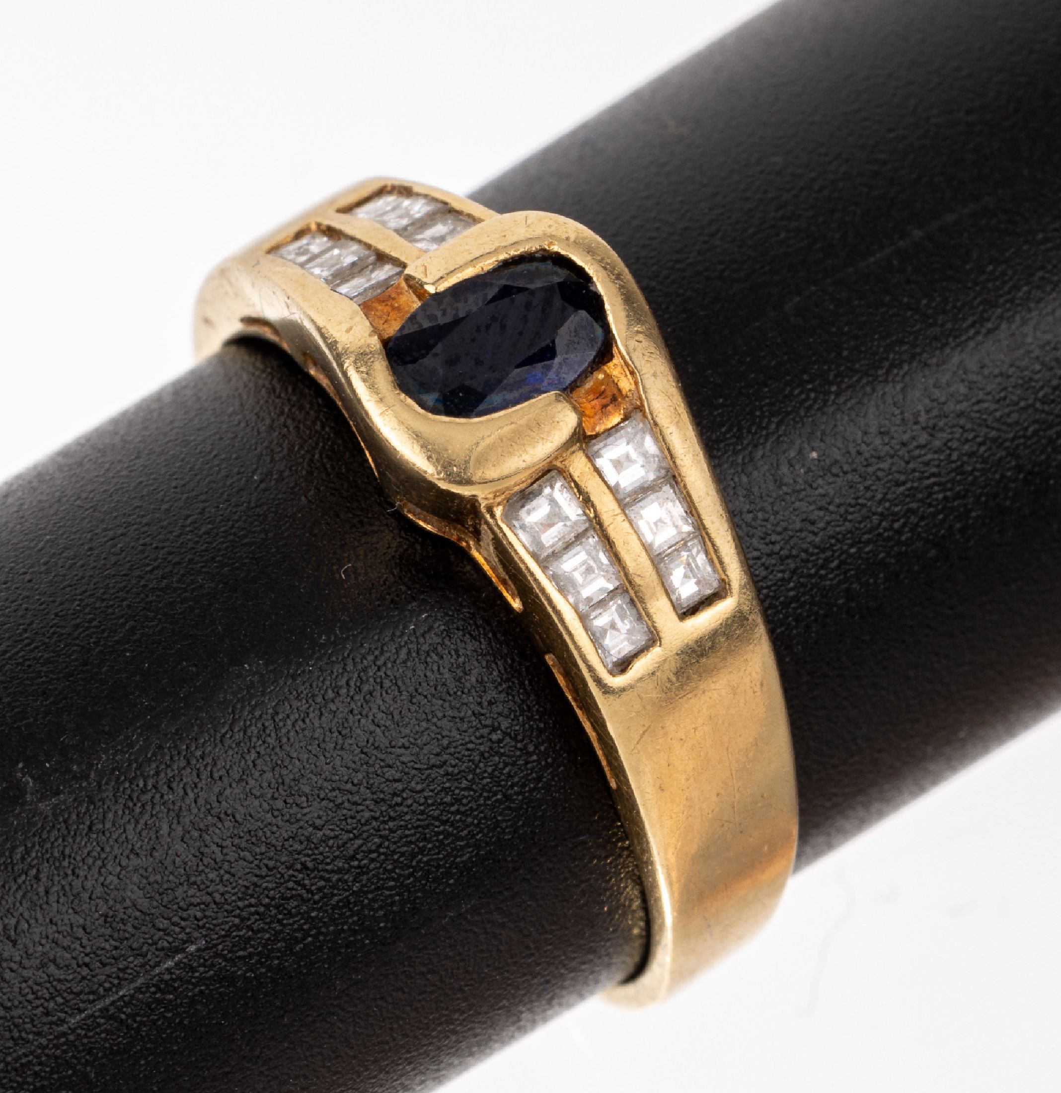 18 kt Gold Saphir-Brillant-Ring, GG 750/000, 12 Diamant-Carrees zus. ca. 0.25 ct Weiß/si, 1 ovalfacett. Saphir ca. 0.25 ct, ca.5.1 g, RW 59