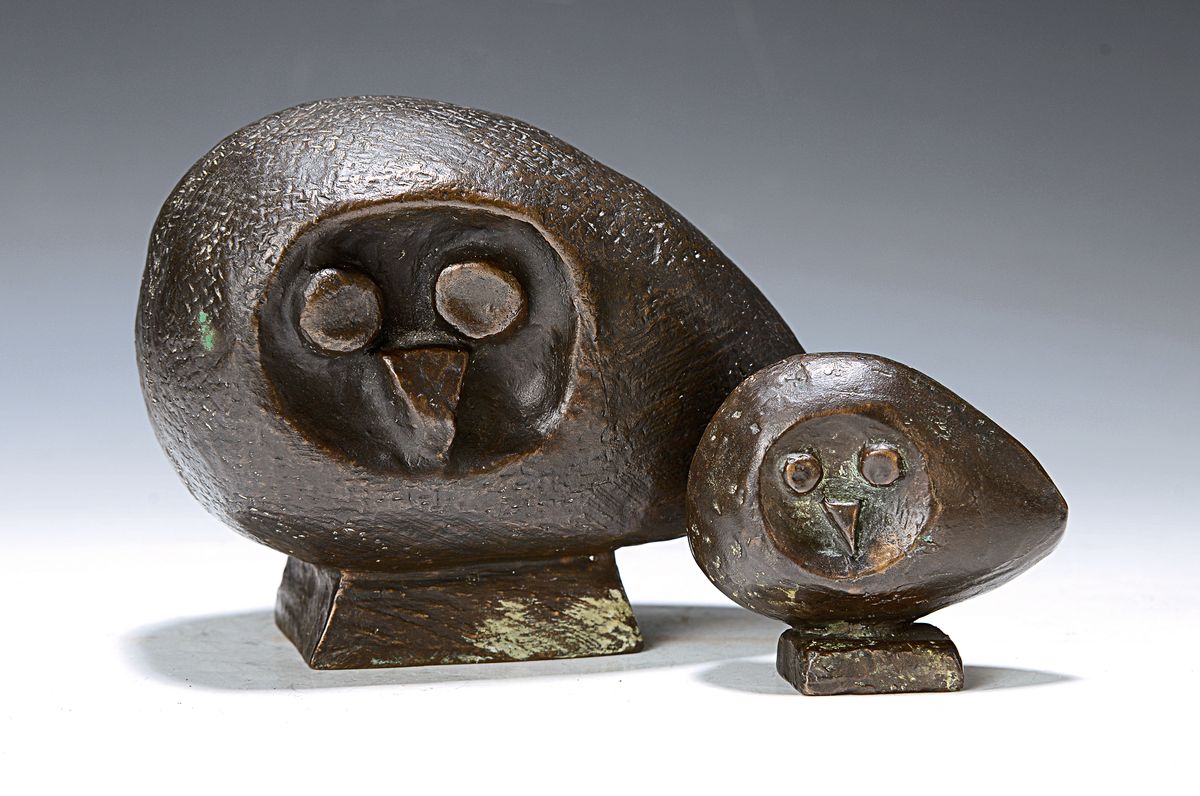Paar Bronzefiguren, Eulen, unbekannter zeitgenössischer Künstler, Bronze patiniert, große und kleine Eule, je monogrammiert RS, numm V, H. 8/13 cm