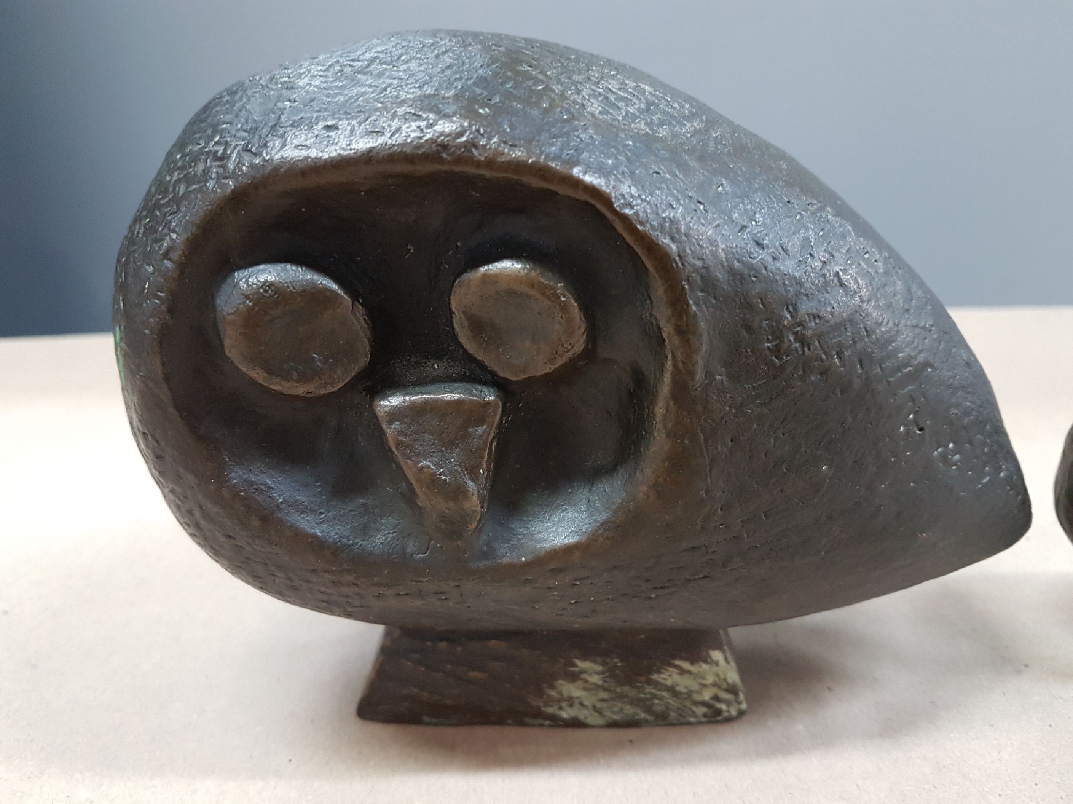 Detail b: Paar Bronzefiguren, Eulen, unbekannter zeitgenössischer Künstler, Bronze patiniert, große und kleine Eule, je monogrammiert RS, numm V, H. 8/13 cm