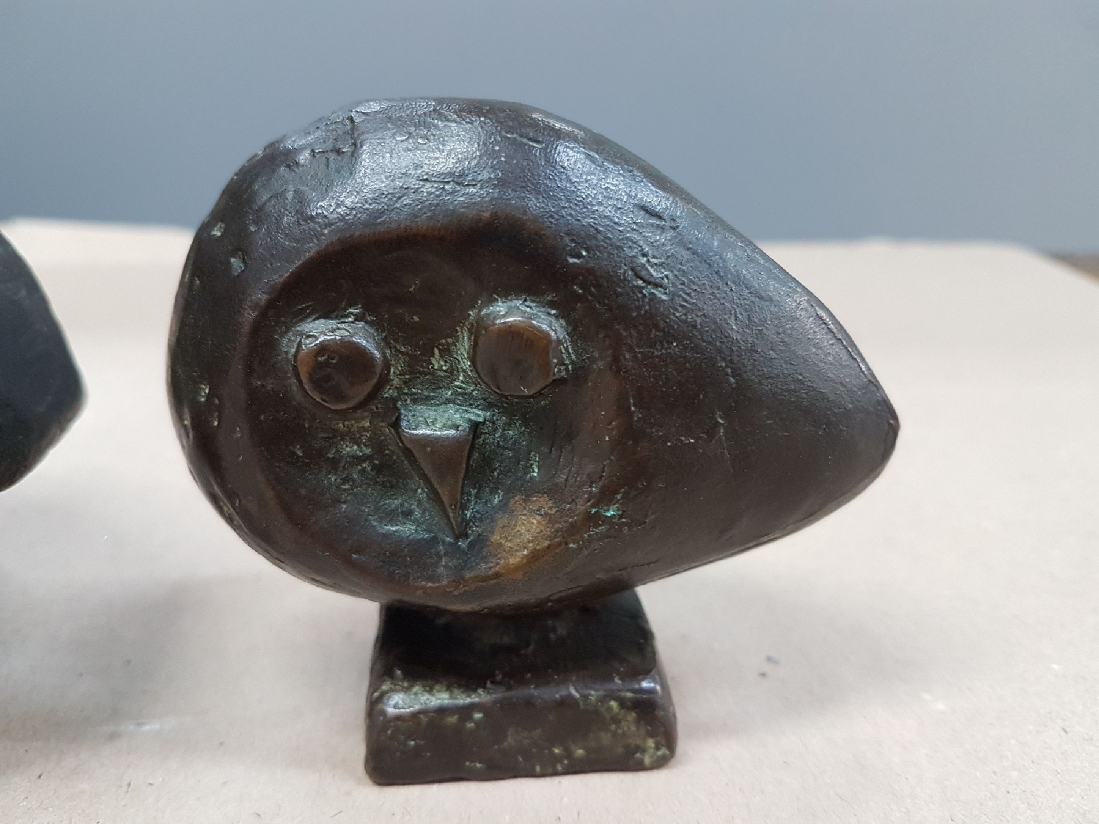 Detail c: Paar Bronzefiguren, Eulen, unbekannter zeitgenössischer Künstler, Bronze patiniert, große und kleine Eule, je monogrammiert RS, numm V, H. 8/13 cm