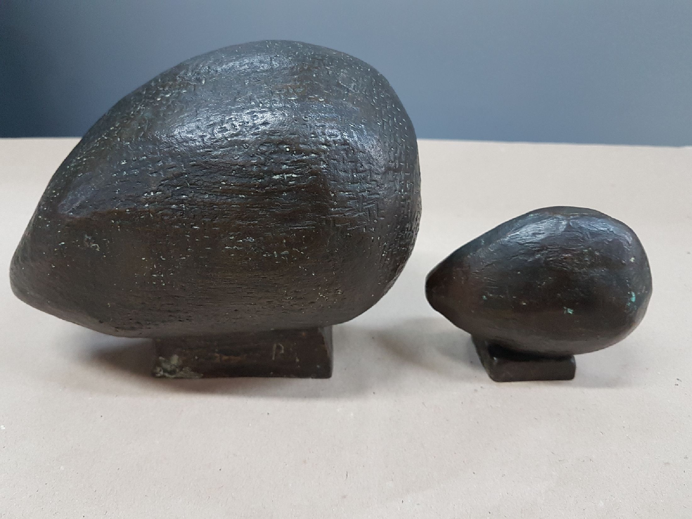 Detail d: Paar Bronzefiguren, Eulen, unbekannter zeitgenössischer Künstler, Bronze patiniert, große und kleine Eule, je monogrammiert RS, numm V, H. 8/13 cm