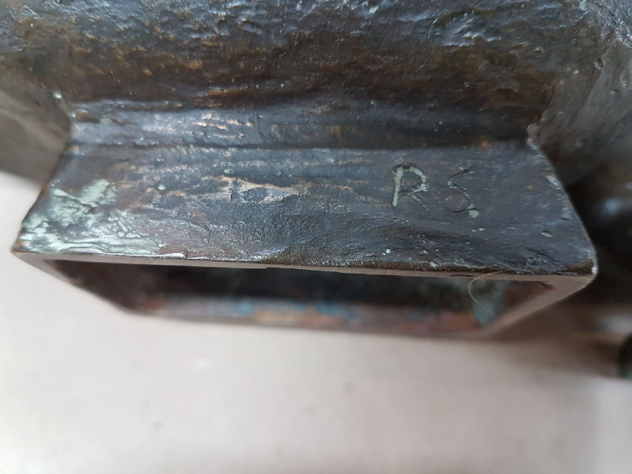 Detail e: Paar Bronzefiguren, Eulen, unbekannter zeitgenössischer Künstler, Bronze patiniert, große und kleine Eule, je monogrammiert RS, numm V, H. 8/13 cm