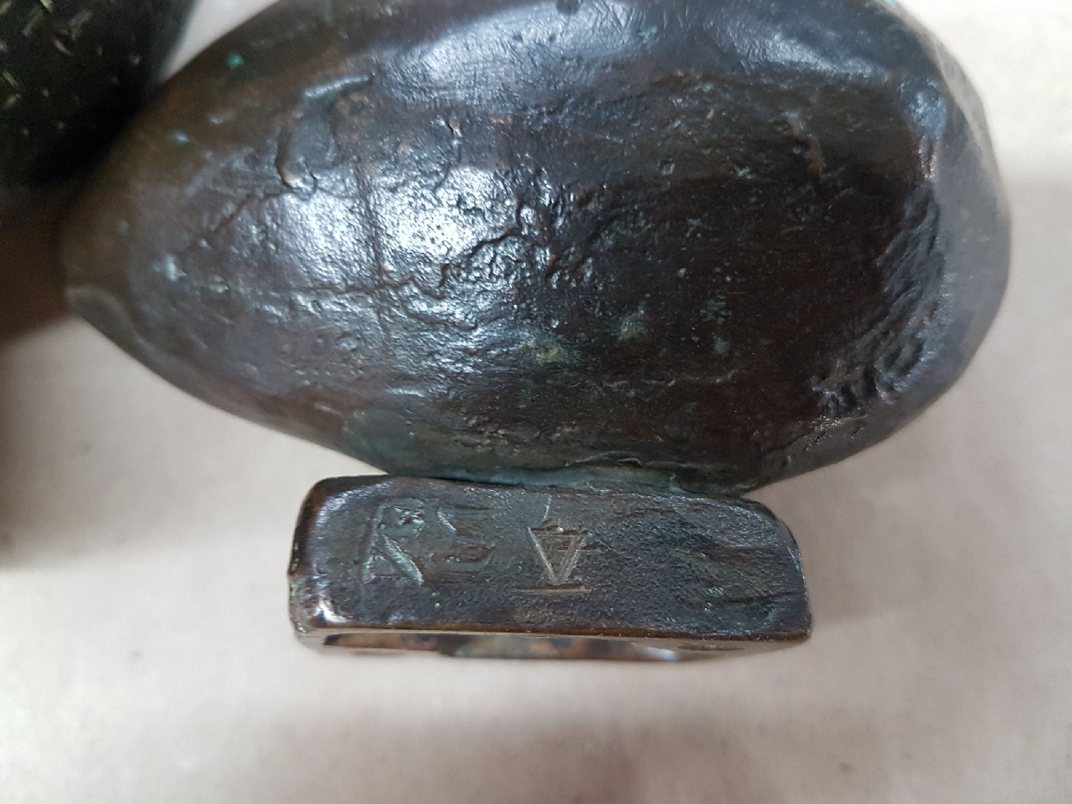 Detail f: Paar Bronzefiguren, Eulen, unbekannter zeitgenössischer Künstler, Bronze patiniert, große und kleine Eule, je monogrammiert RS, numm V, H. 8/13 cm