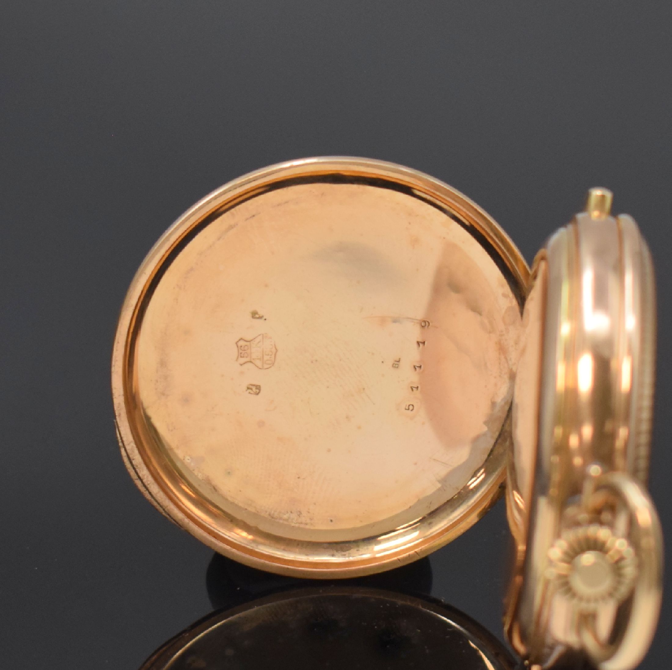 Detail d: Herrensavonette mit 1/4-Repetition und Schaltradchronograph in RG 585/000, Schweiz um 1900, Strahlen-guill. 3-Deckel Goldgeh. dell., ...