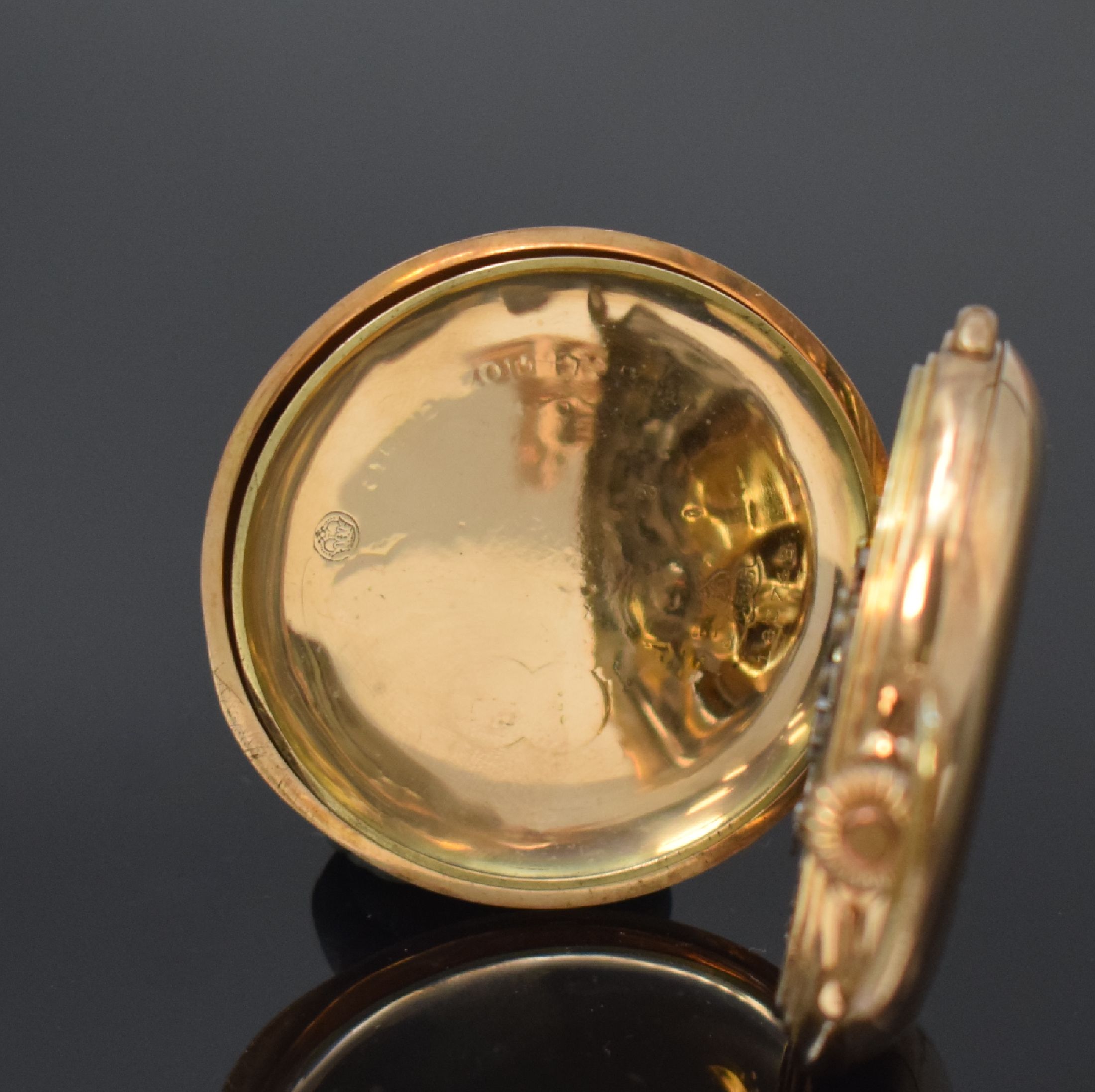 Detail d: Herrensavonette mit 1/4-Repetition und Schaltradchronograph in RG 585/000, Schweiz um 1900, glattes 3-Deckel Goldgeh. dell., Emailzifferbl. m. arab. ...