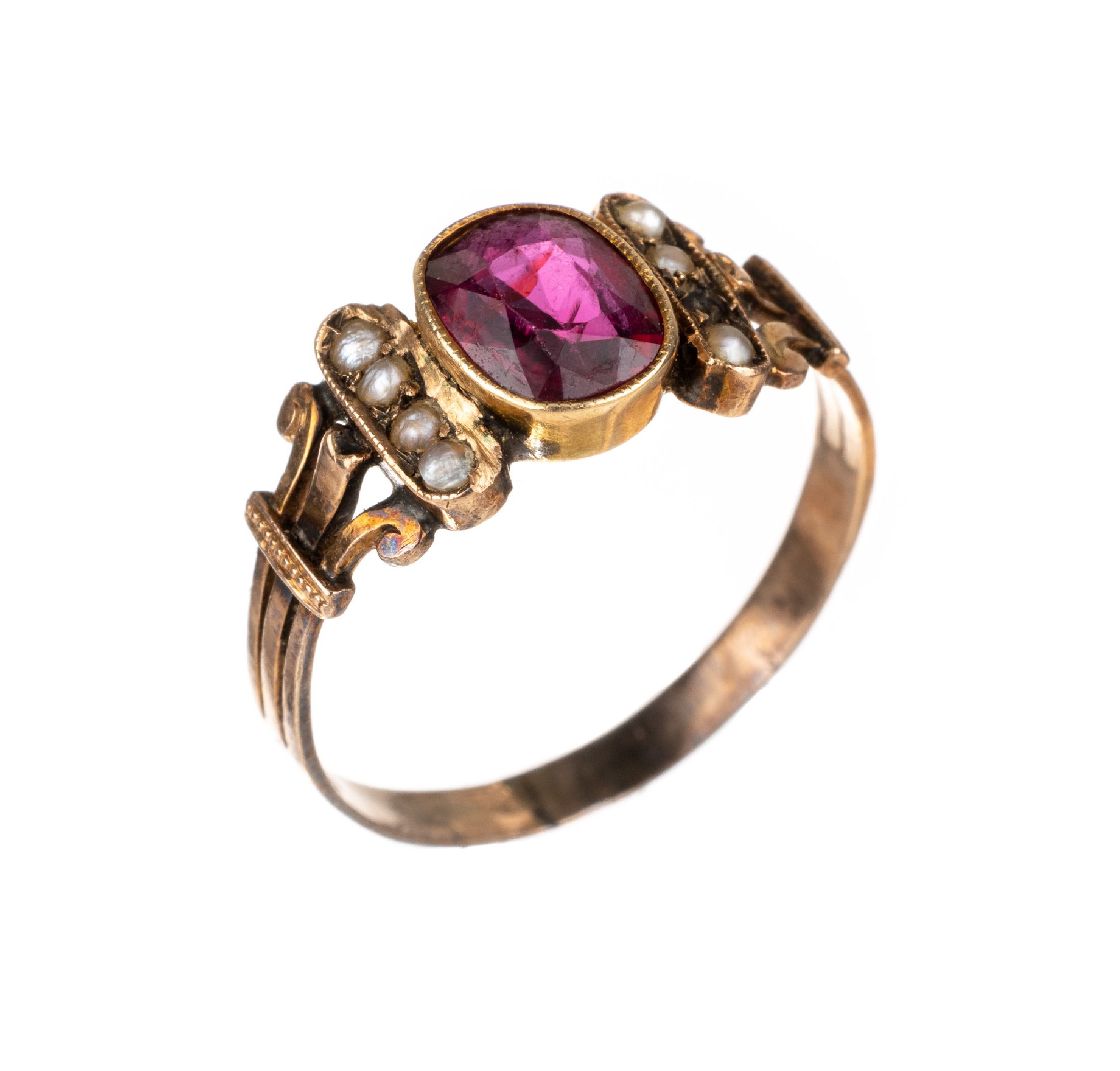 14 kt Gold Rubin-Perl-Ring, um 1890/1900, GG 560/000, kl. Perlchenbesatz (1 Perlchen fehlt), zentral 1 ovalfacett. Rubin ca. 2.00 ct, ca. 1.8 g, RW ...