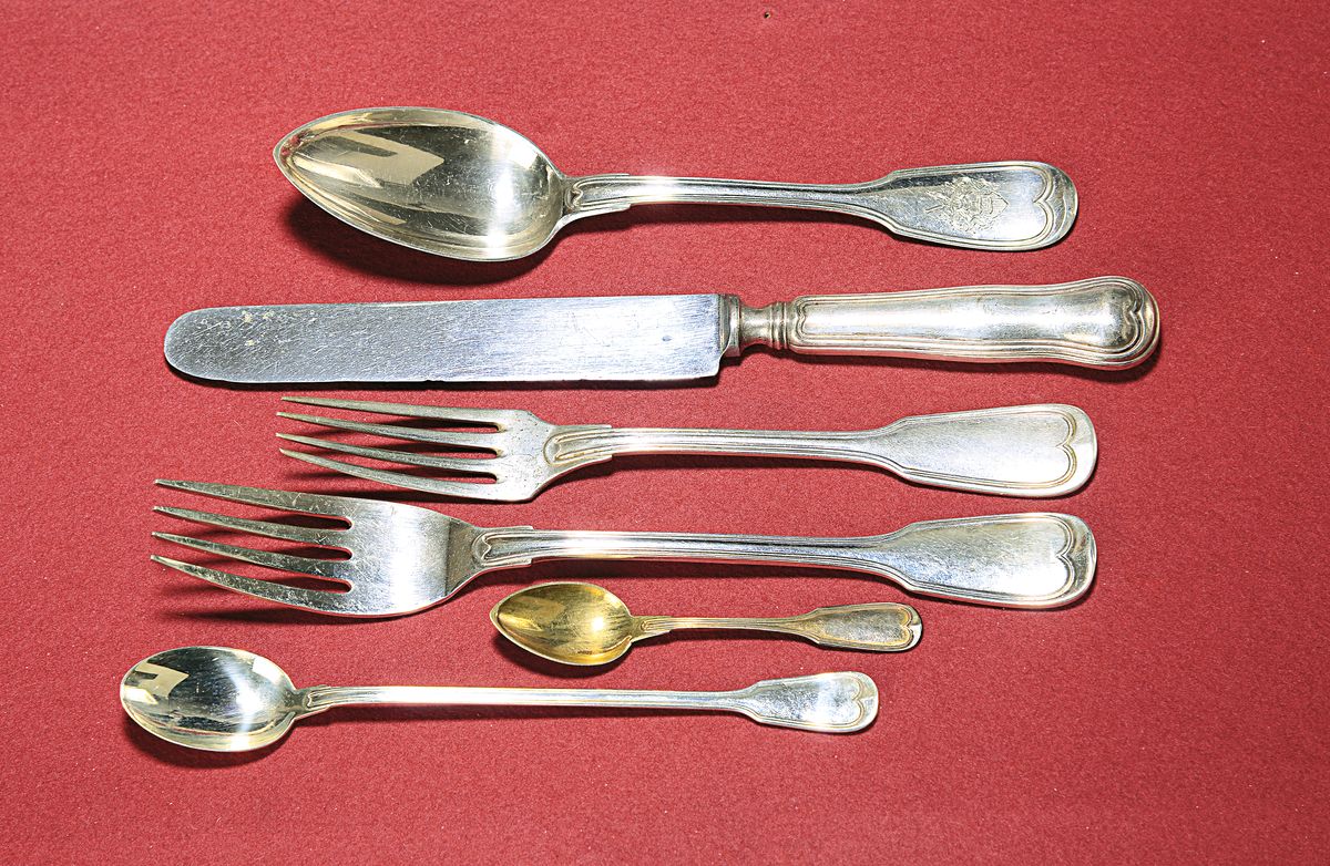 Umfangreiches Silberbesteck, Augsburger Faden, 800er Silber, versch. Hersteller, teilweise 19. Jahrhundert 12lötig und 2. Hälfte 20. Jh., wenige ...