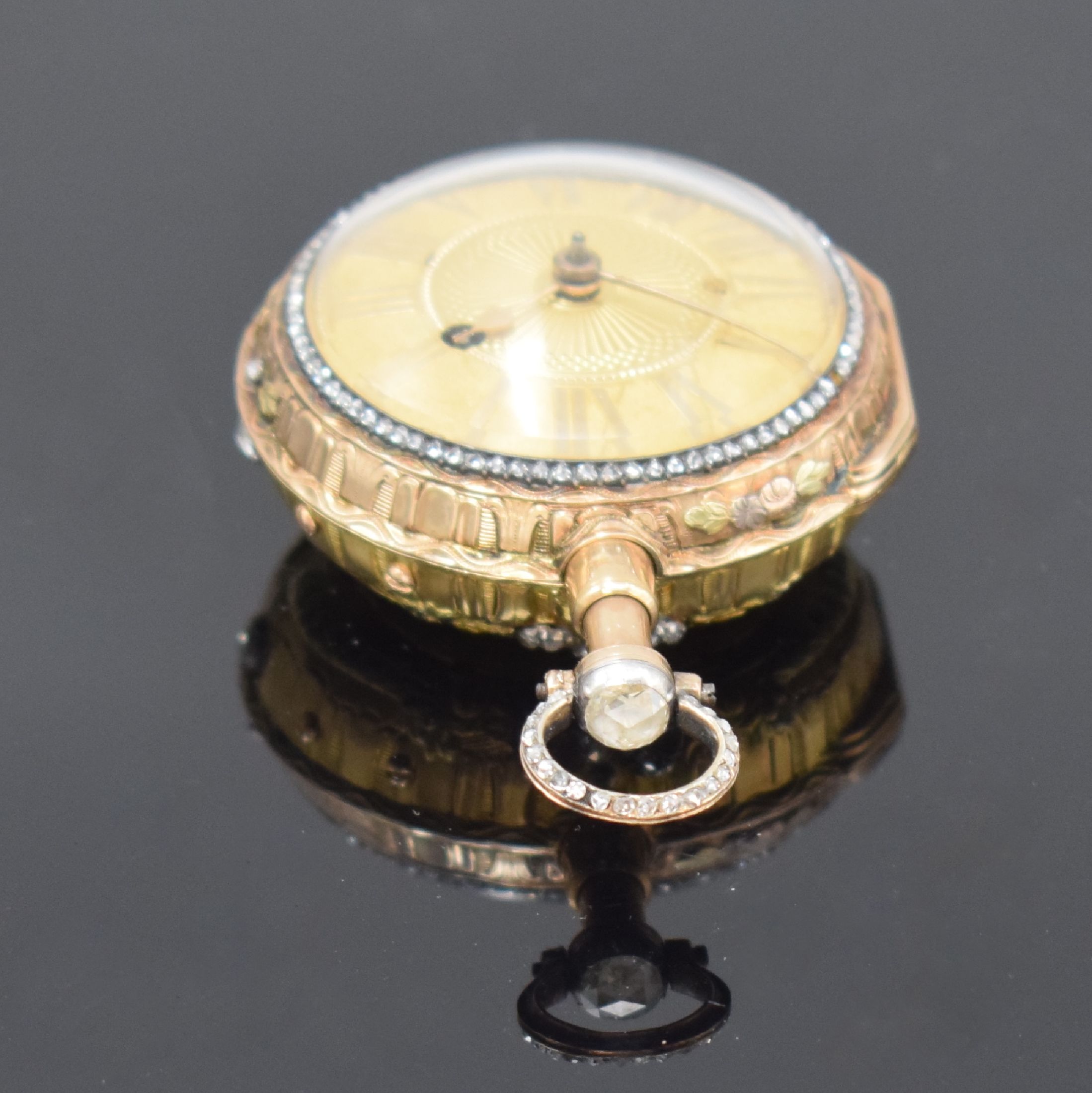 Detail d: ROMILLY A Paris Spindeltaschenuhr mit 1/4- Stunden-Repetition, Frankreich um 1790, aufw. 18k Goldgeh. reich verz., Glasrand, Bügel und Öffnungsdr. ...