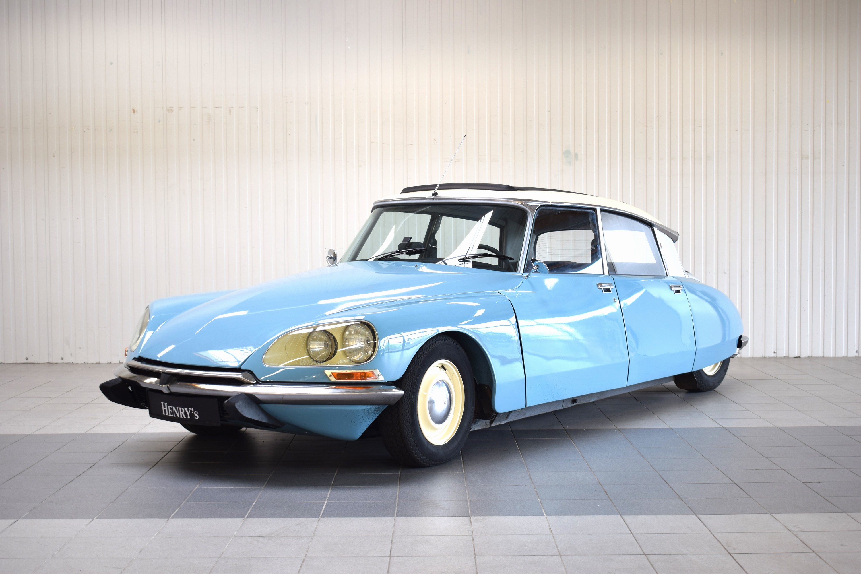 Detail b: Citroen DS, EZ 06/1973, Laufleistung abgelesen 49.900 km, HU abgelaufen, H- Zulassung, 72 kW/98 PS, 4-Zylinder, Schaltgetriebe, blau, Leder schwarz, ...