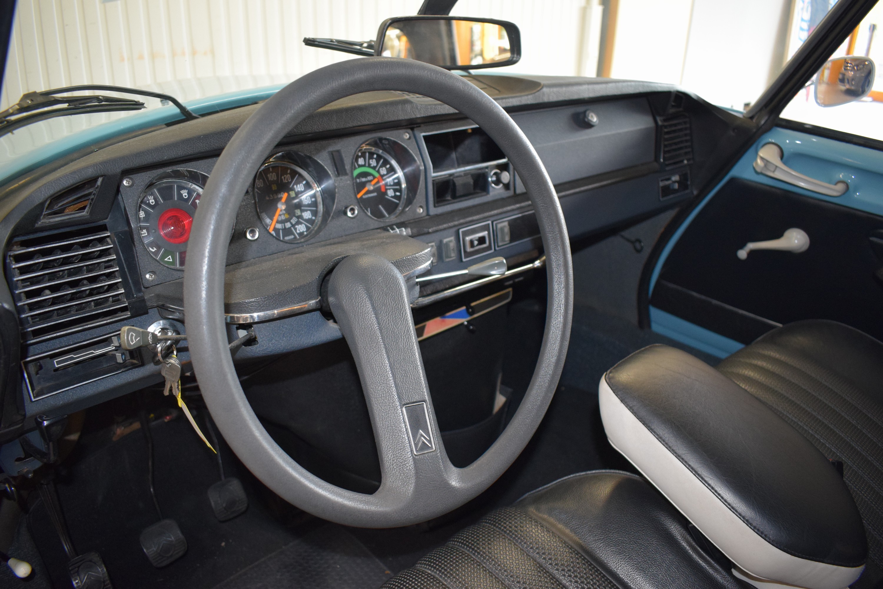 Detail h: Citroen DS, EZ 06/1973, Laufleistung abgelesen 49.900 km, HU abgelaufen, H- Zulassung, 72 kW/98 PS, 4-Zylinder, Schaltgetriebe, blau, Leder schwarz, ...