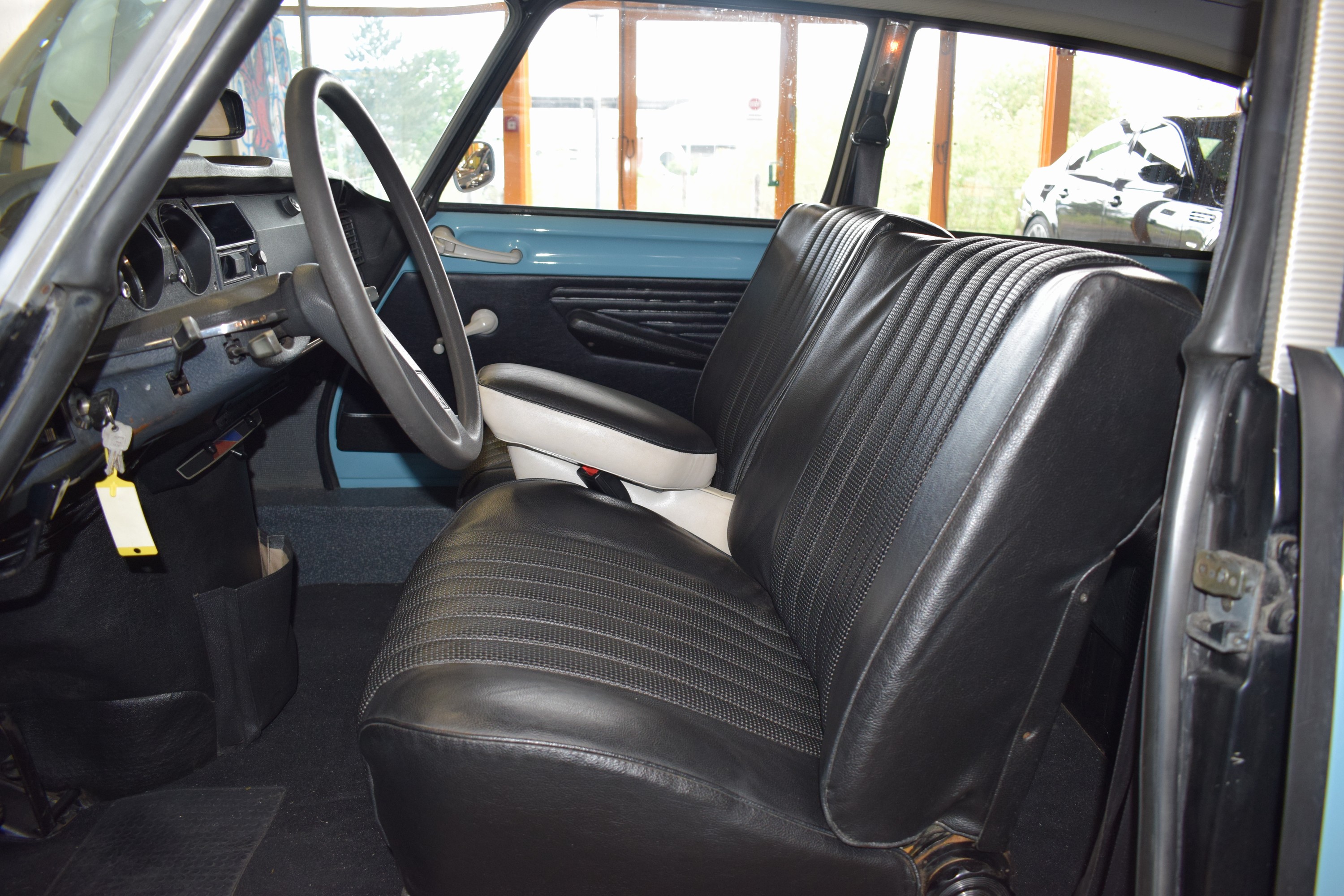 Detail i: Citroen DS, EZ 06/1973, Laufleistung abgelesen 49.900 km, HU abgelaufen, H- Zulassung, 72 kW/98 PS, 4-Zylinder, Schaltgetriebe, blau, Leder schwarz, ...