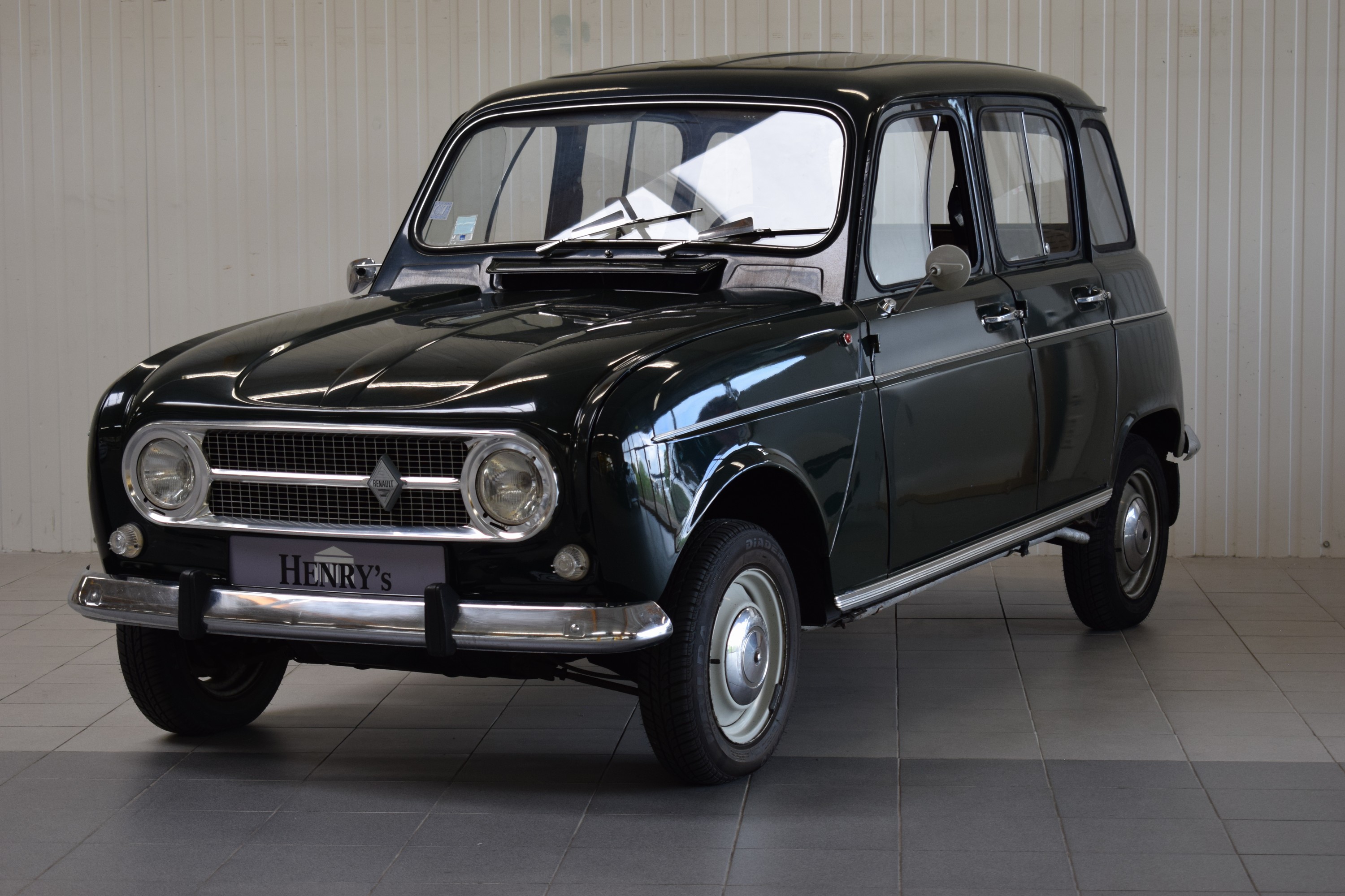 Detail b: Renault R4, EZ 03/1968, Laufleistung abgelesen 65.269 km, HU abgelaufen, H- Zulassung, 19 kW/25 PS, Schaltgetriebe, grün, Stoff schwarz, ...