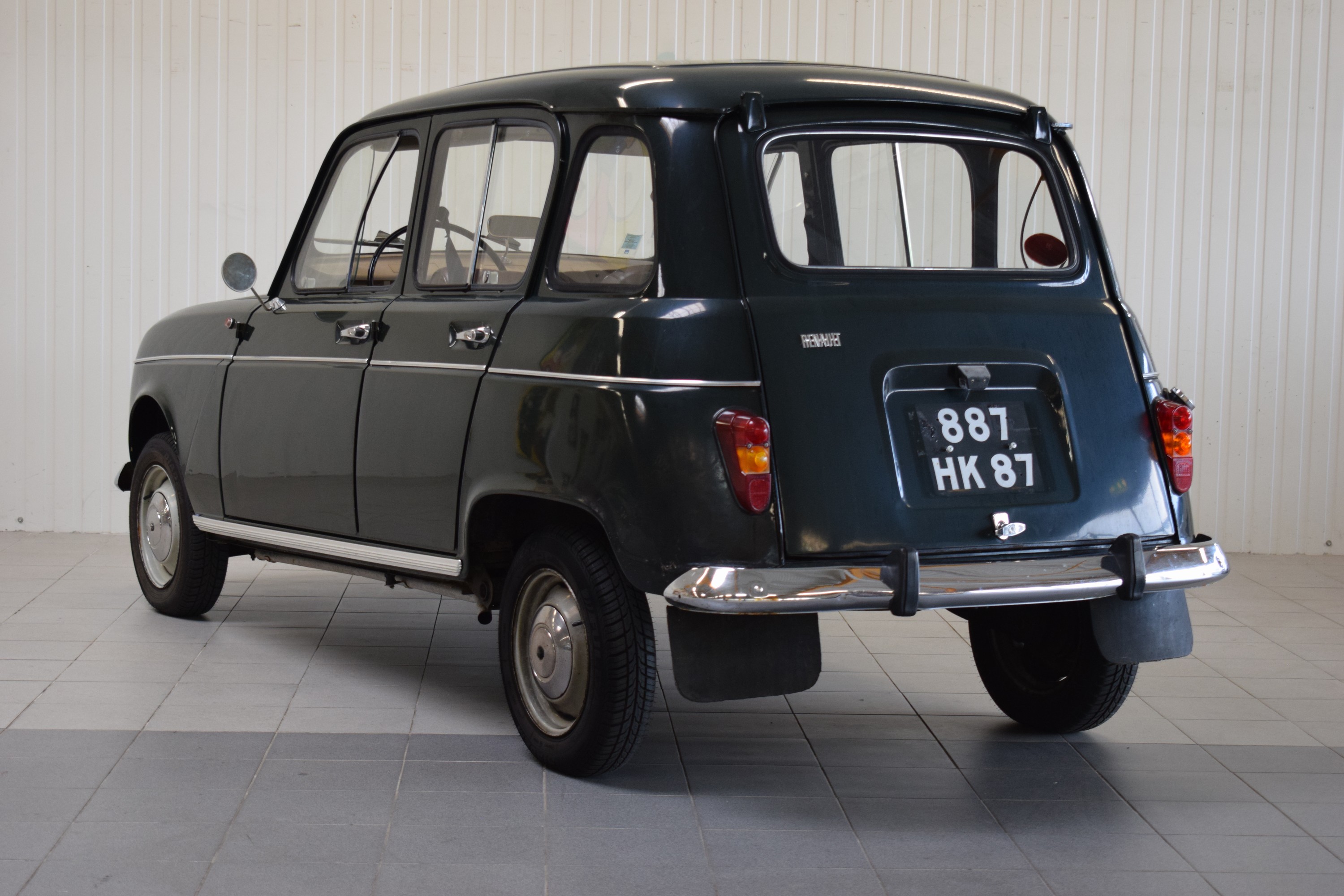Detail c: Renault R4, EZ 03/1968, Laufleistung abgelesen 65.269 km, HU abgelaufen, H- Zulassung, 19 kW/25 PS, Schaltgetriebe, grün, Stoff schwarz, ...