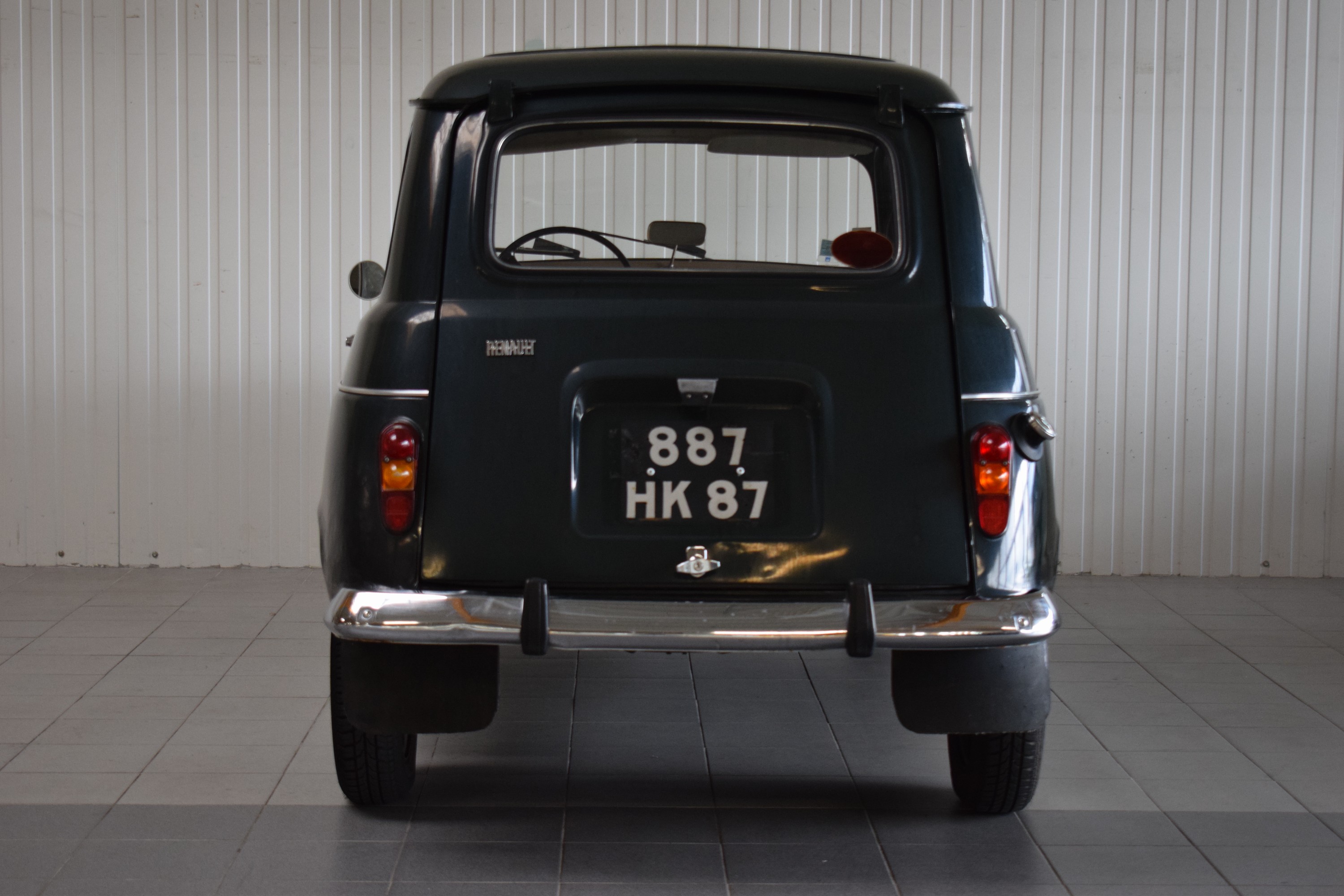 Detail d: Renault R4, EZ 03/1968, Laufleistung abgelesen 65.269 km, HU abgelaufen, H- Zulassung, 19 kW/25 PS, Schaltgetriebe, grün, Stoff schwarz, ...