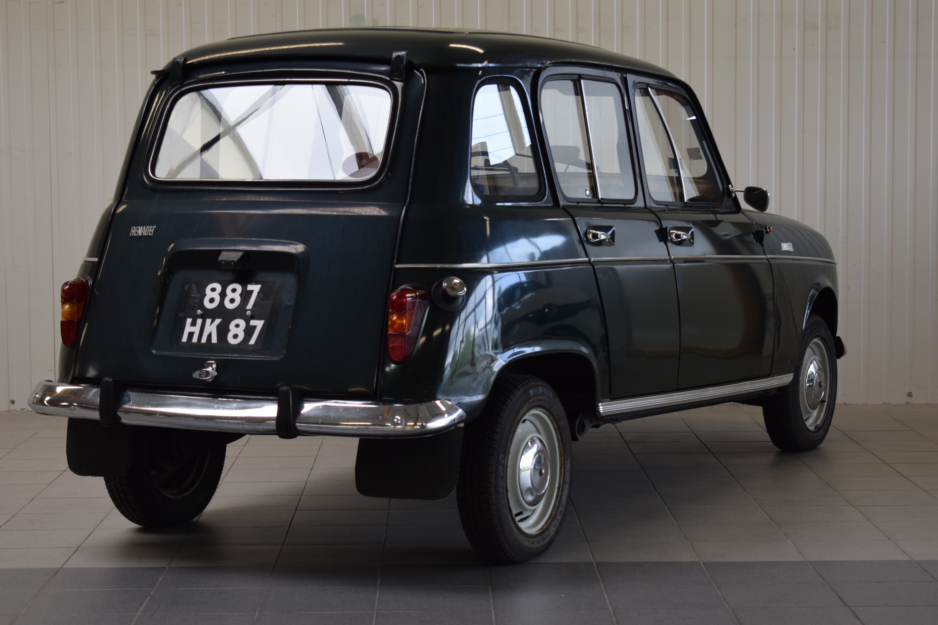 Detail e: Renault R4, EZ 03/1968, Laufleistung abgelesen 65.269 km, HU abgelaufen, H- Zulassung, 19 kW/25 PS, Schaltgetriebe, grün, Stoff schwarz, ...