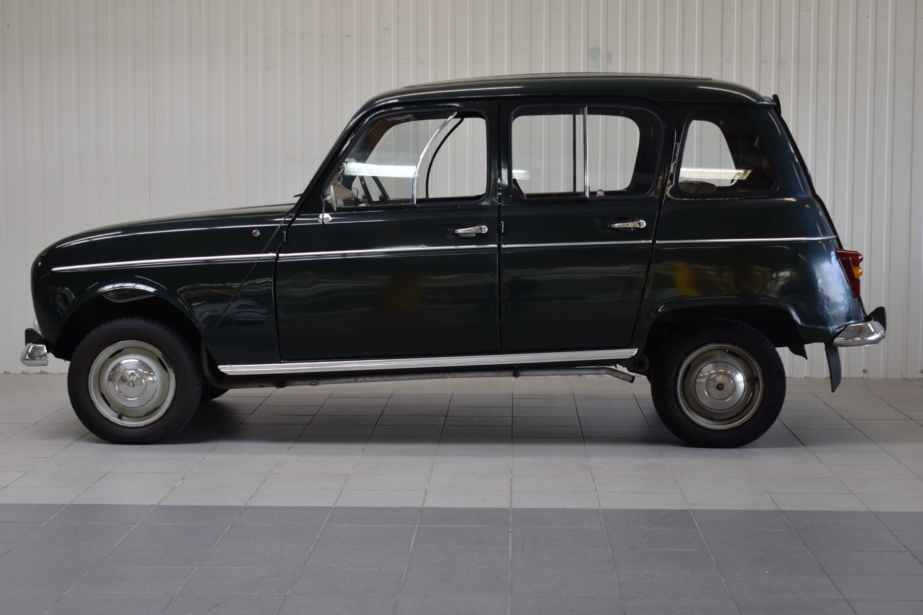 Detail f: Renault R4, EZ 03/1968, Laufleistung abgelesen 65.269 km, HU abgelaufen, H- Zulassung, 19 kW/25 PS, Schaltgetriebe, grün, Stoff schwarz, ...