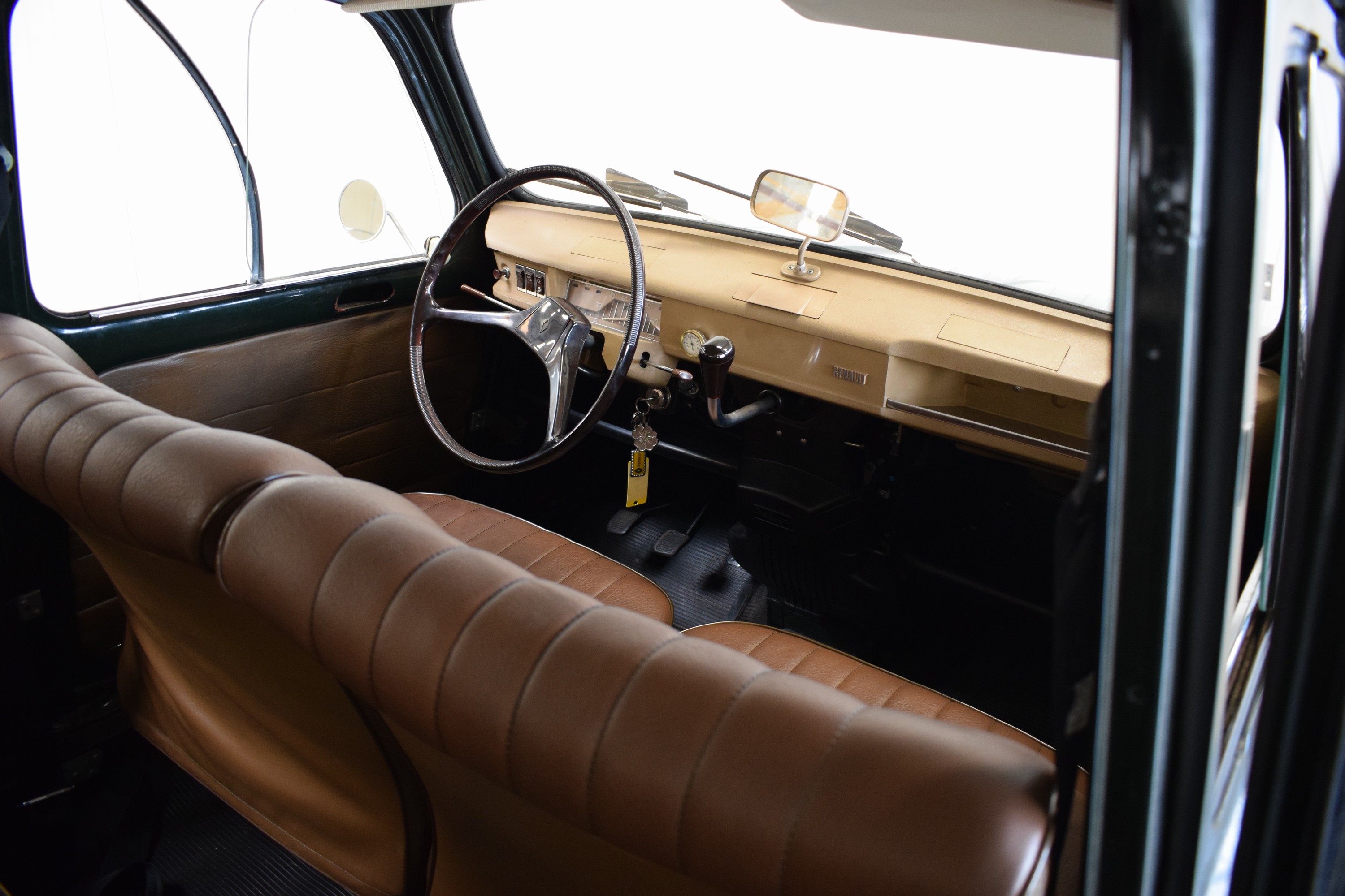 Detail h: Renault R4, EZ 03/1968, Laufleistung abgelesen 65.269 km, HU abgelaufen, H- Zulassung, 19 kW/25 PS, Schaltgetriebe, grün, Stoff schwarz, ...