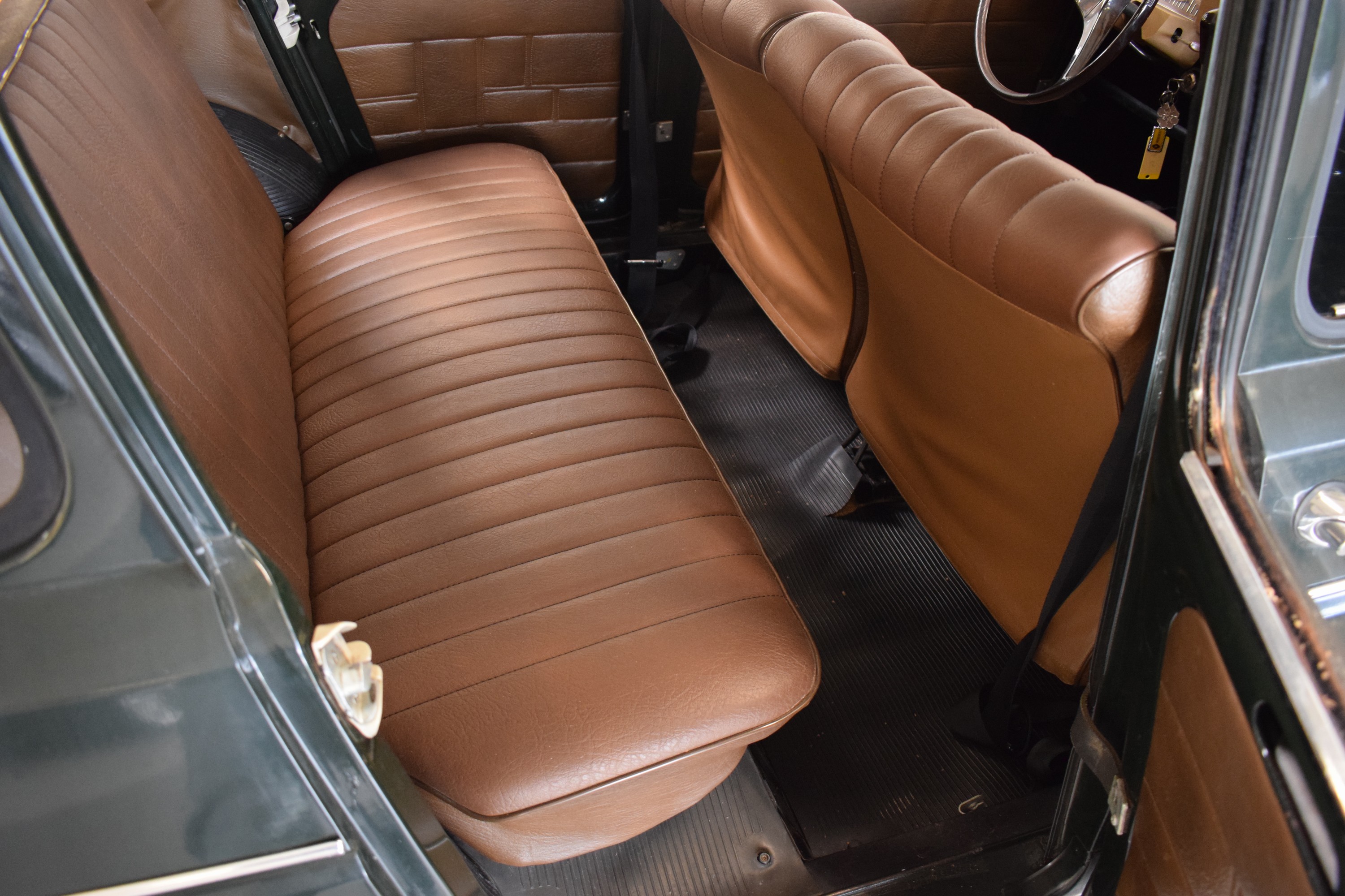 Detail i: Renault R4, EZ 03/1968, Laufleistung abgelesen 65.269 km, HU abgelaufen, H- Zulassung, 19 kW/25 PS, Schaltgetriebe, grün, Stoff schwarz, ...