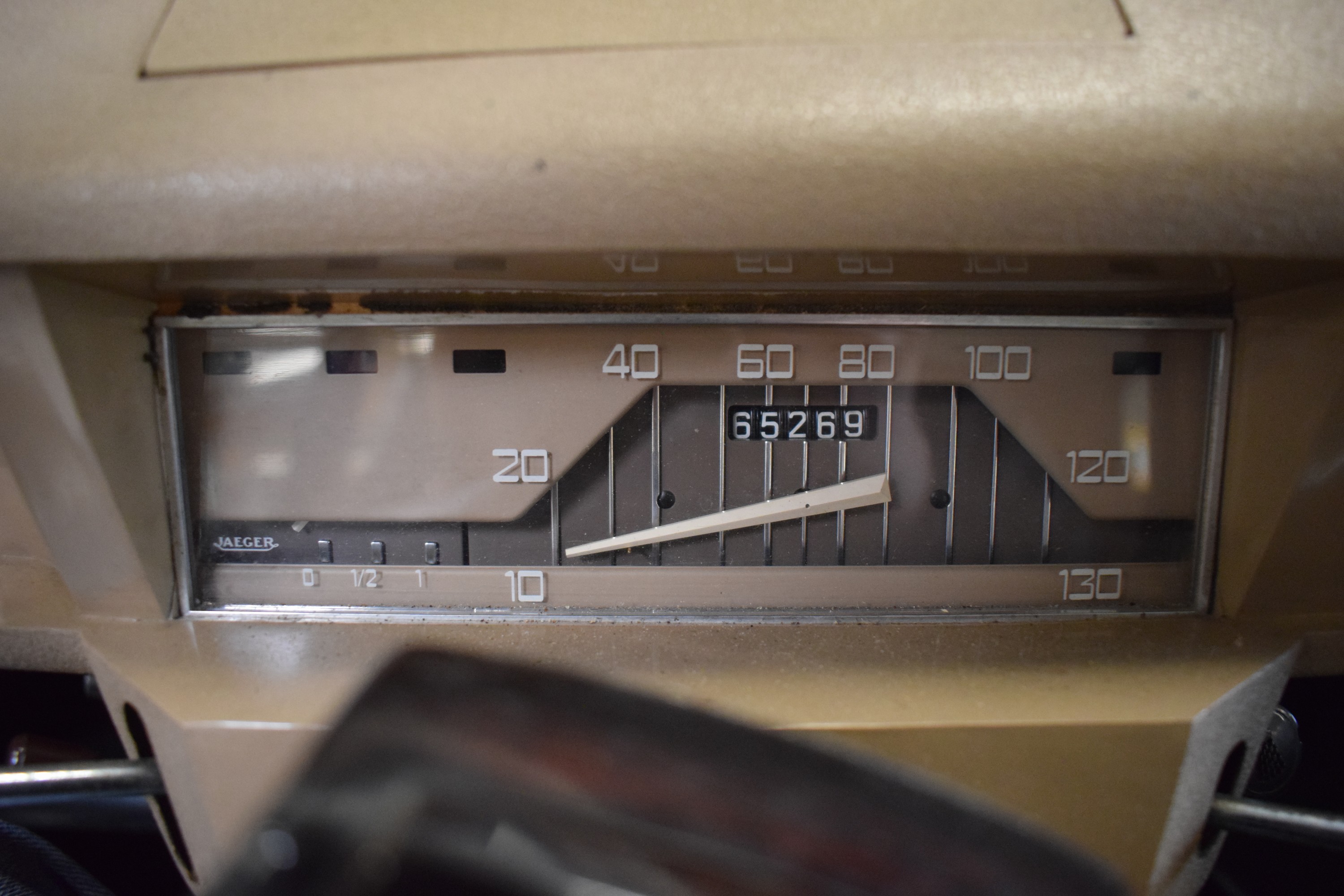 Detail j: Renault R4, EZ 03/1968, Laufleistung abgelesen 65.269 km, HU abgelaufen, H- Zulassung, 19 kW/25 PS, Schaltgetriebe, grün, Stoff schwarz, ...