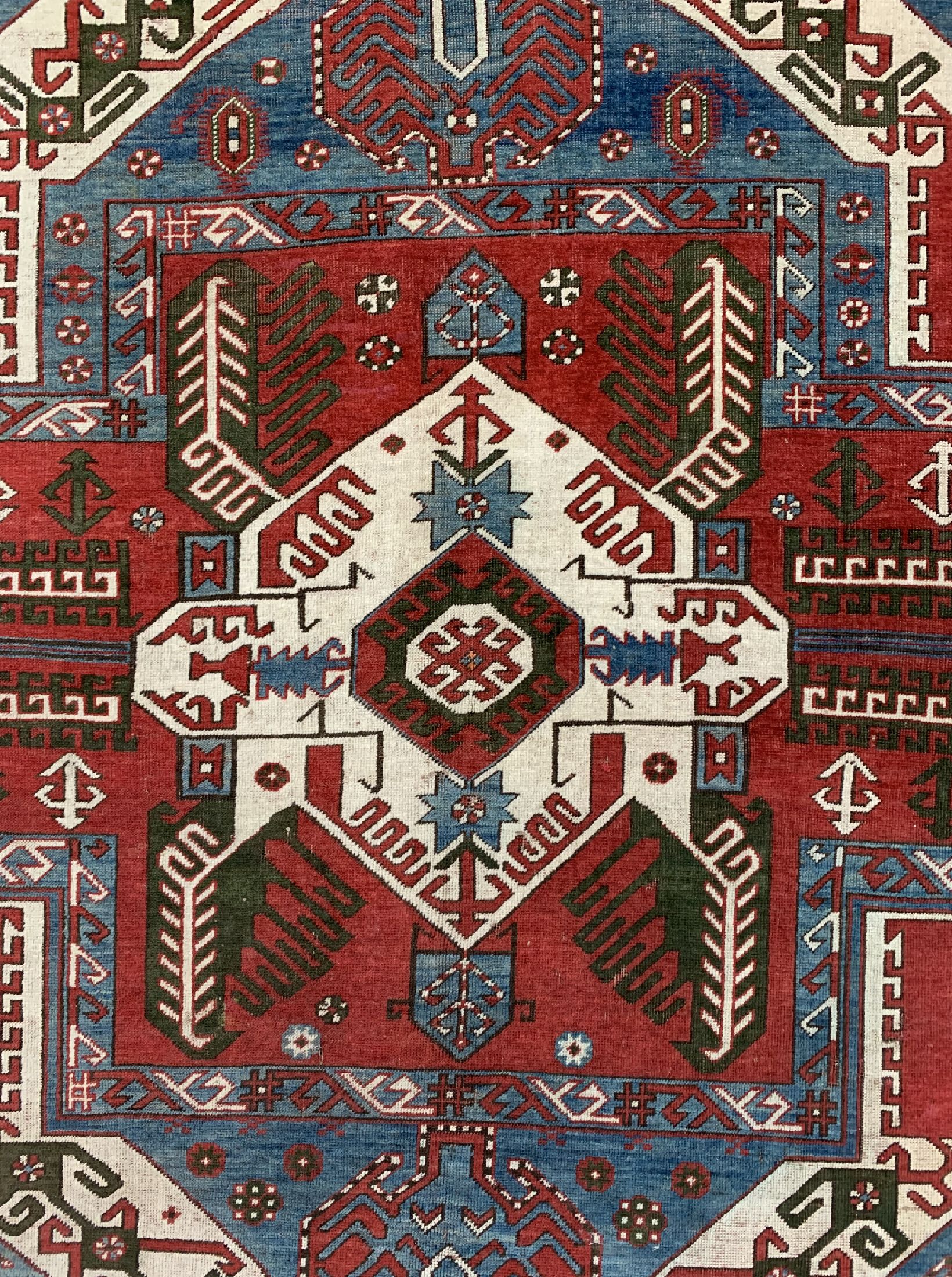 Detail c: Kazak"Kasim-Ushak" antik, Kaukasus, 19.Jhd,Wolle auf Wolle, ca. 230 x 160 cm, EHZ: 3(restauriert)