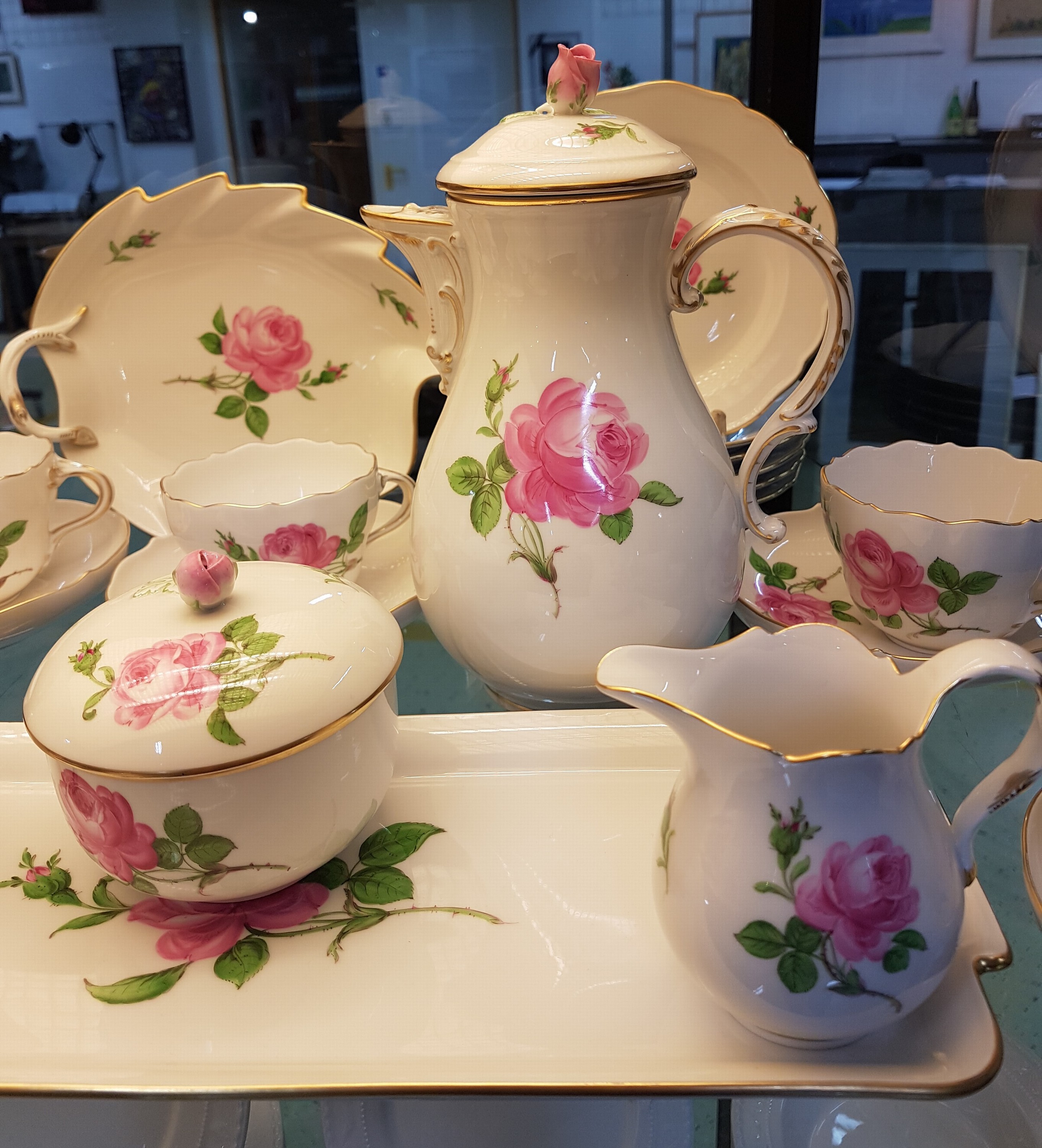 Detail a: Kaffeeservice, Meissen, 2. Hälfte 20. Jh., 2. Wahl, komplett für 6 Personen, Kaffeekanne, Zuckerdose, Milchkännchen, sechs Kaffeetassen mit ...