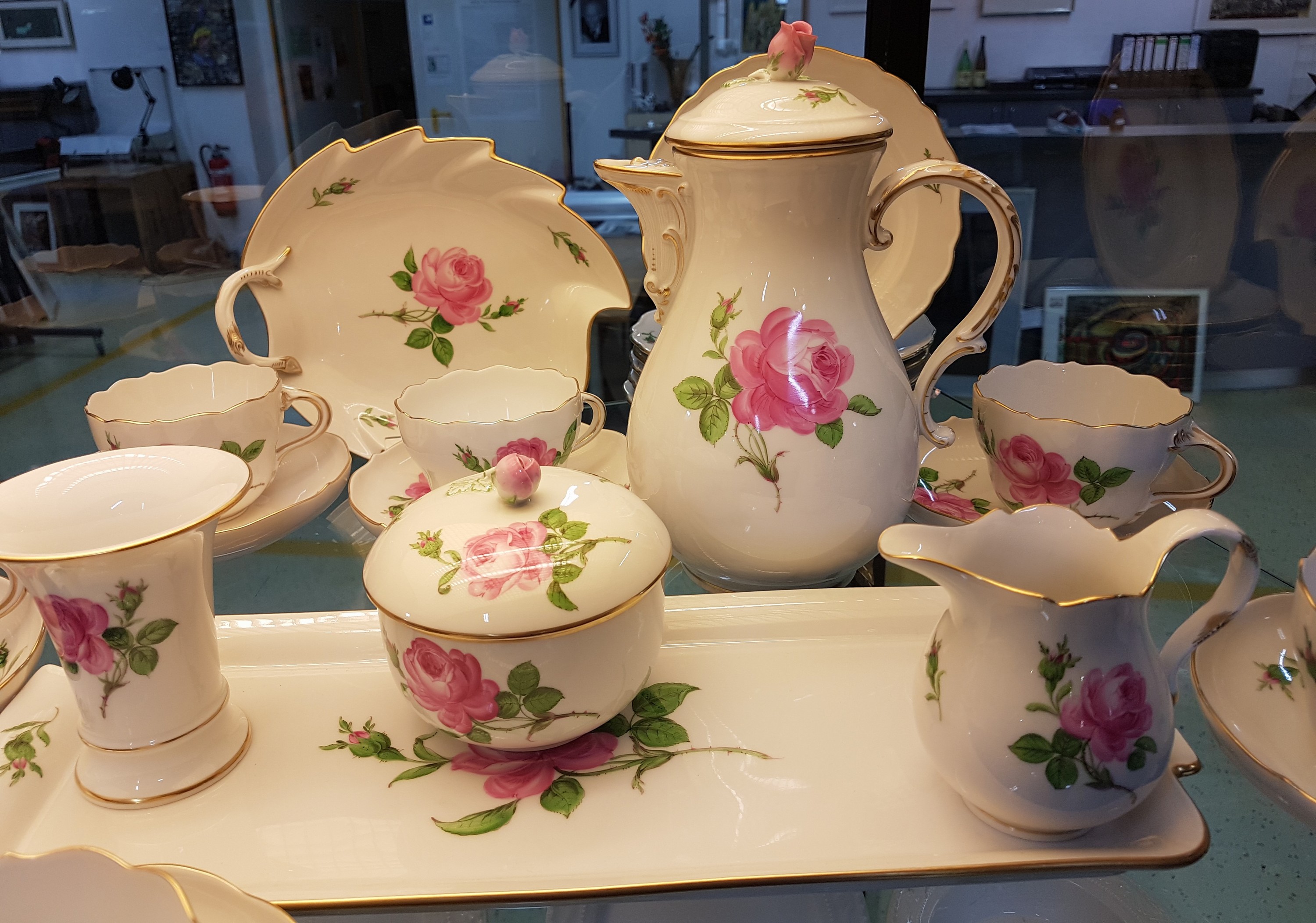 Detail b: Kaffeeservice, Meissen, 2. Hälfte 20. Jh., 2. Wahl, komplett für 6 Personen, Kaffeekanne, Zuckerdose, Milchkännchen, sechs Kaffeetassen mit ...
