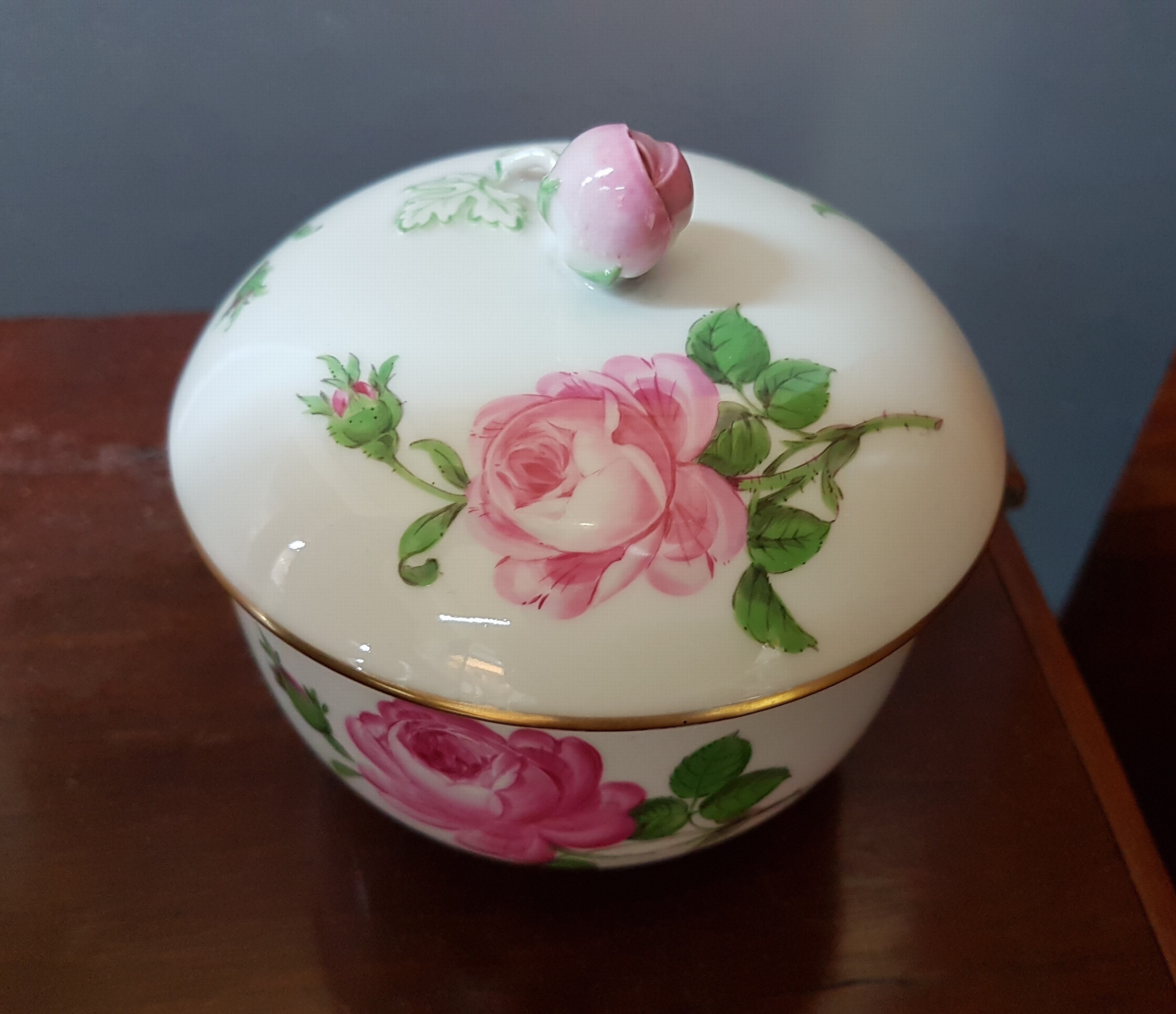 Detail c: Kaffeeservice, Meissen, 2. Hälfte 20. Jh., 2. Wahl, komplett für 6 Personen, Kaffeekanne, Zuckerdose, Milchkännchen, sechs Kaffeetassen mit ...
