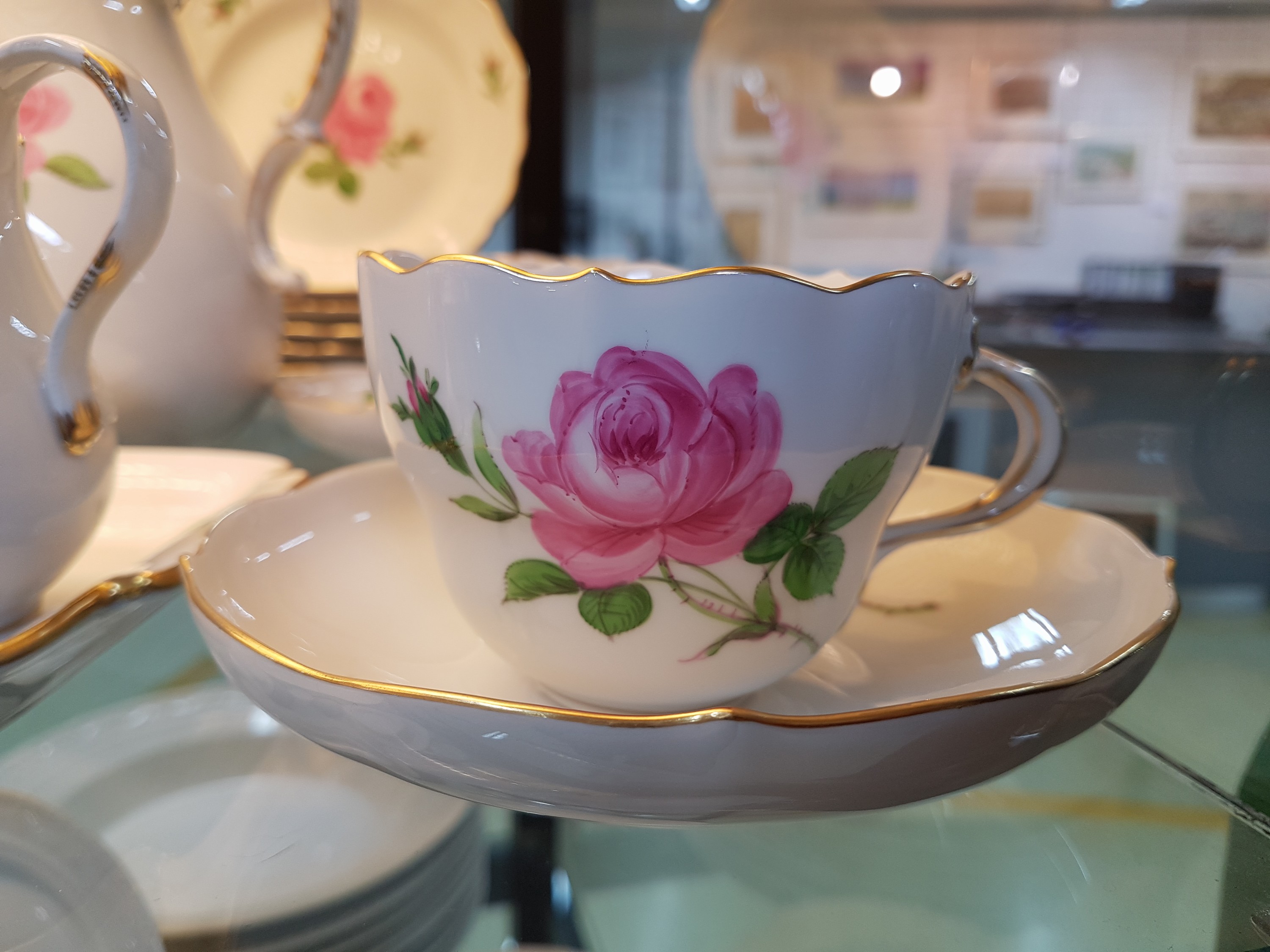 Detail d: Kaffeeservice, Meissen, 2. Hälfte 20. Jh., 2. Wahl, komplett für 6 Personen, Kaffeekanne, Zuckerdose, Milchkännchen, sechs Kaffeetassen mit ...