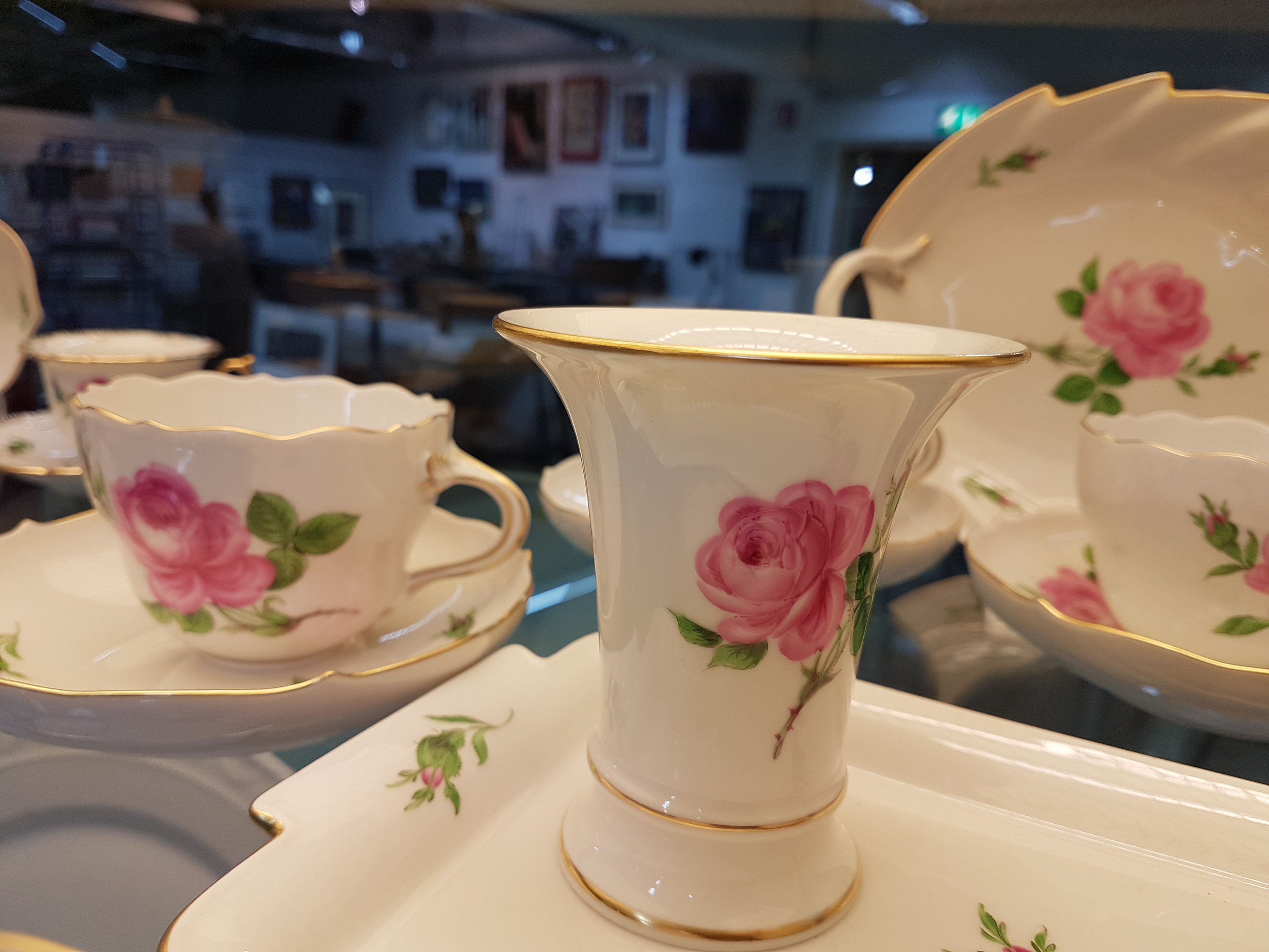 Detail e: Kaffeeservice, Meissen, 2. Hälfte 20. Jh., 2. Wahl, komplett für 6 Personen, Kaffeekanne, Zuckerdose, Milchkännchen, sechs Kaffeetassen mit ...