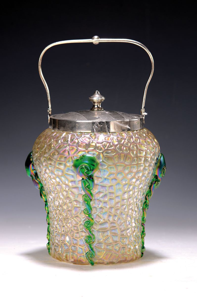 Bonbonniere, Lötz Witwe Klostermühle, um 1900, Modell Nautilus, farbloses Glas in die Form geblasen und mehrfach lüstriert, aufgelegte grüne ...