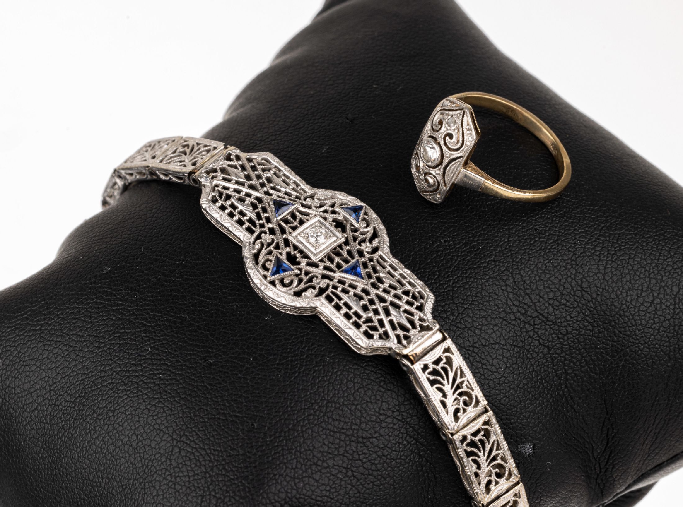 14 kt Gold Art Deco Schmuckset, 1930er Jahre, WG 585/000, best. aus: Armband mit Altschliffdiamant ca. 0.05 ct Weiß/p1, und 4 kl. Saphir-Triangeln ...